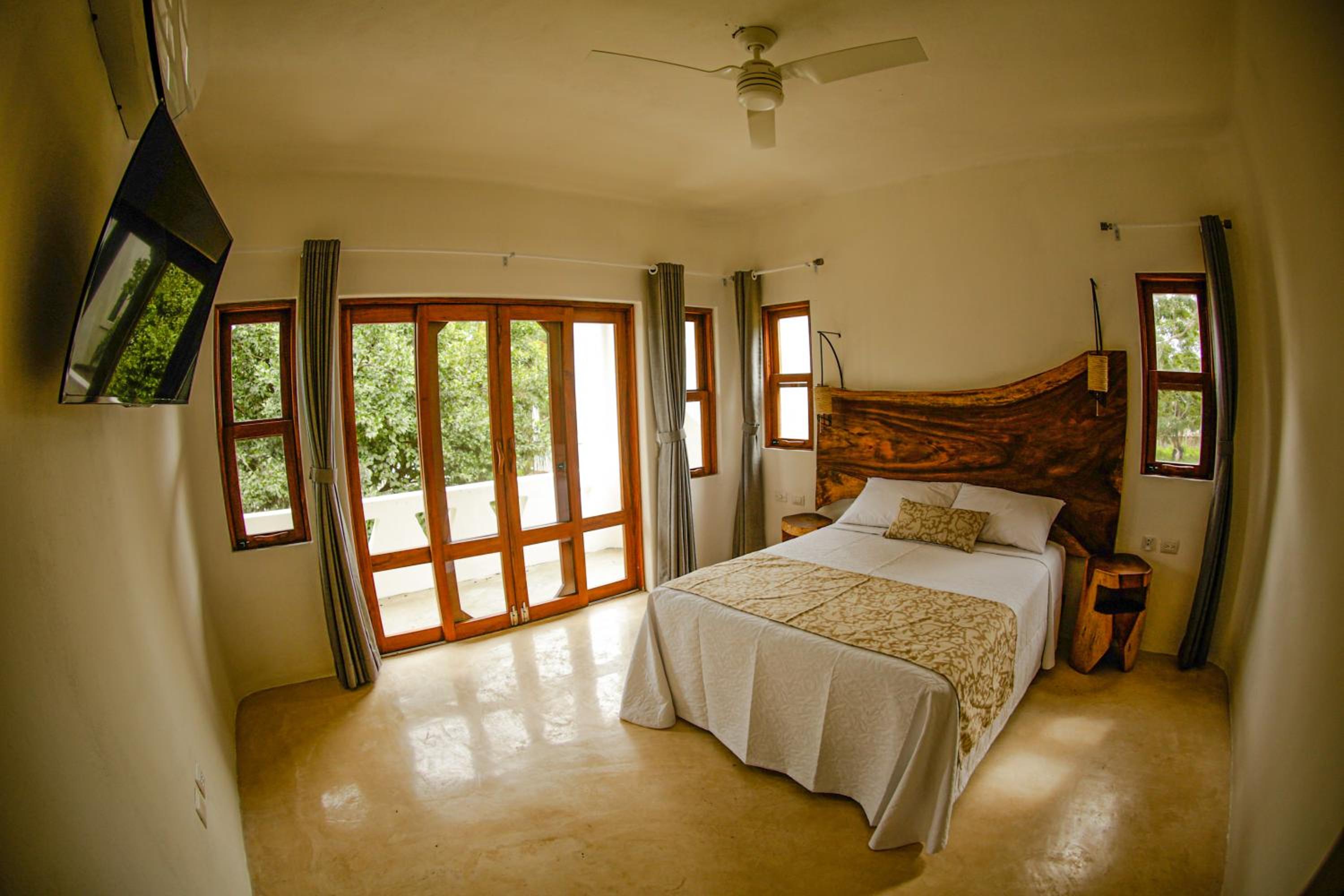 Queen Room with Garden View - Photo 3