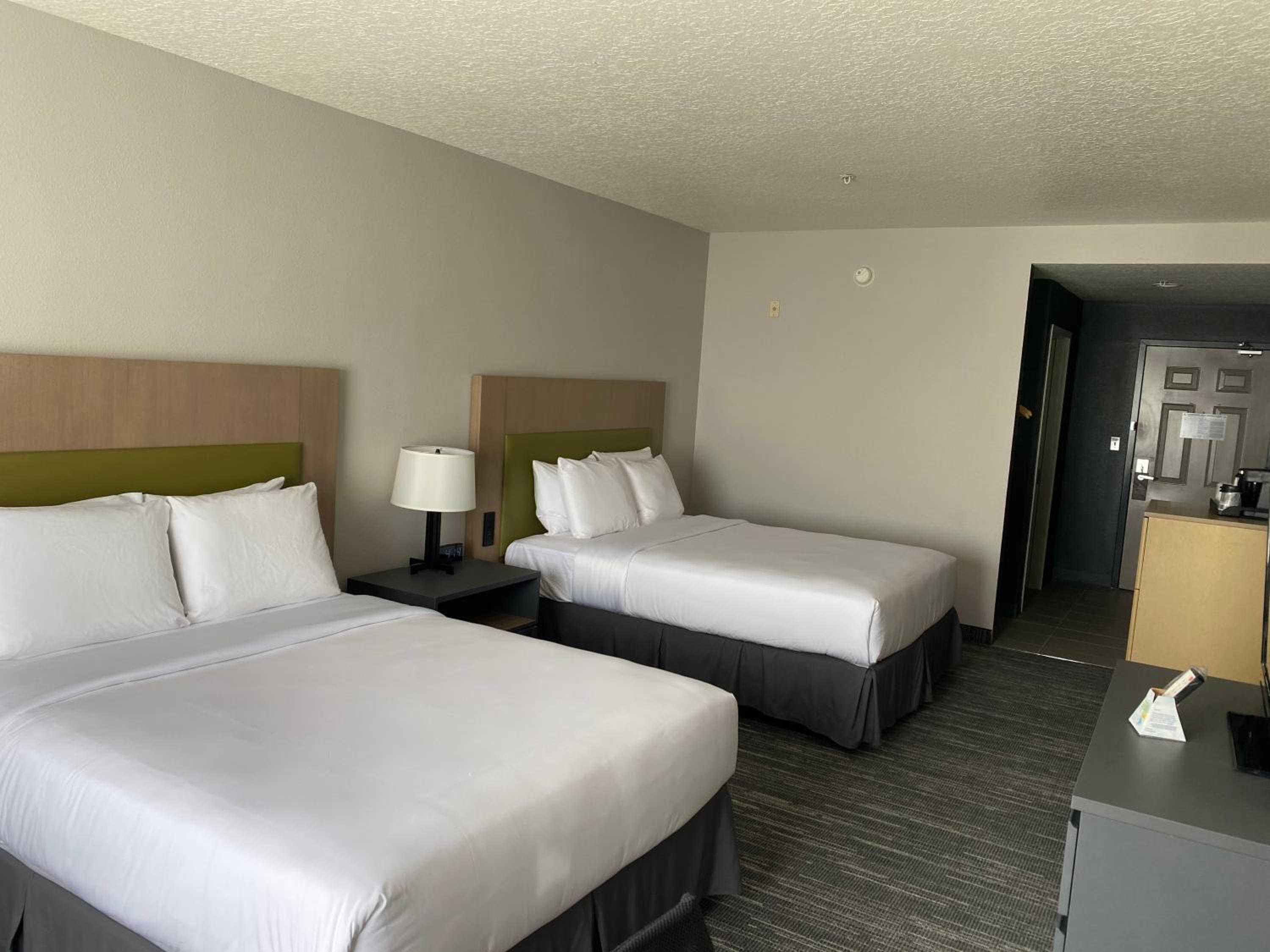 Queen Room with Two Queen Beds - Non-Smoking - Photo 4