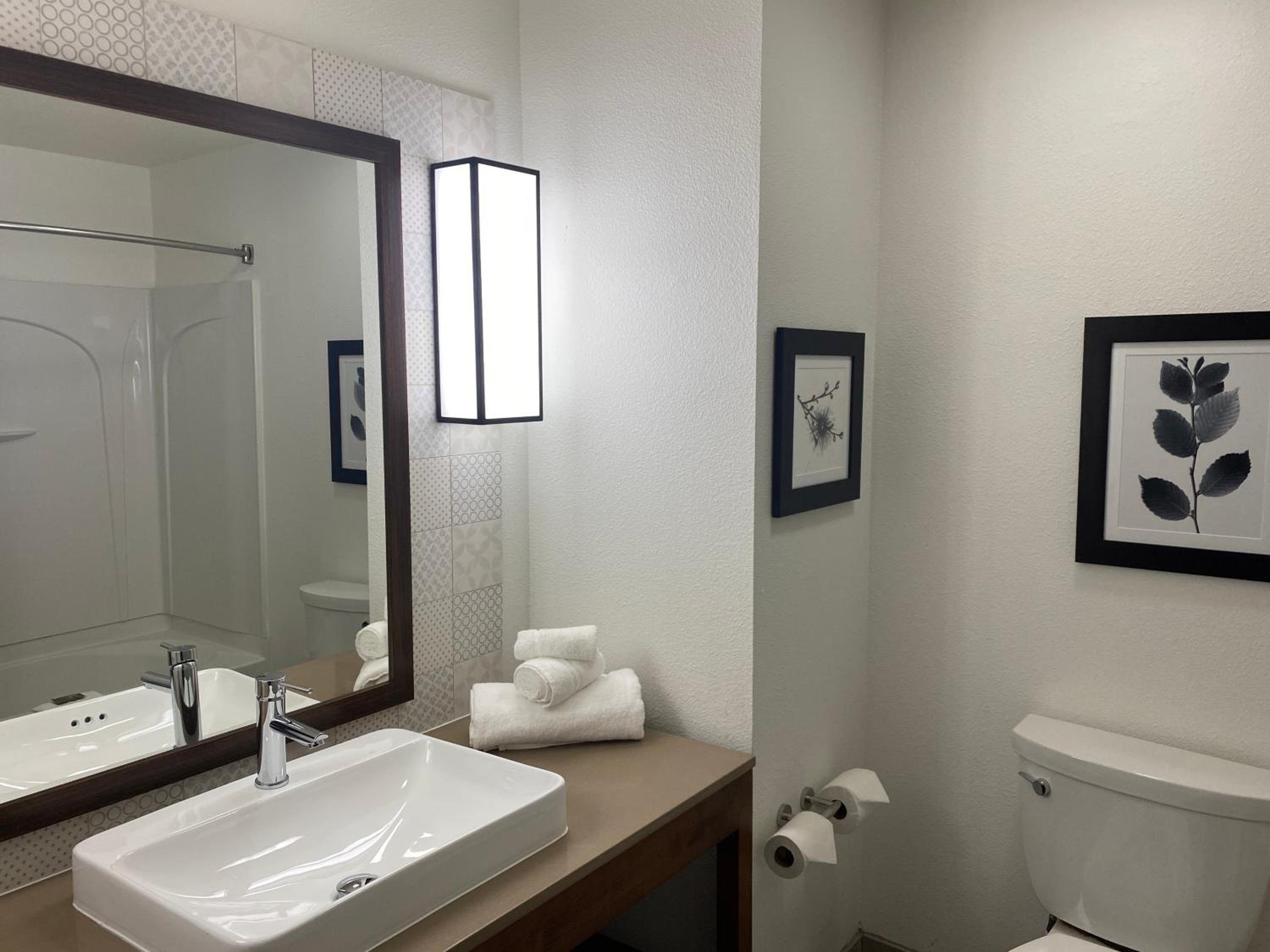 Premium King Room - Non-Smoking - Photo 4