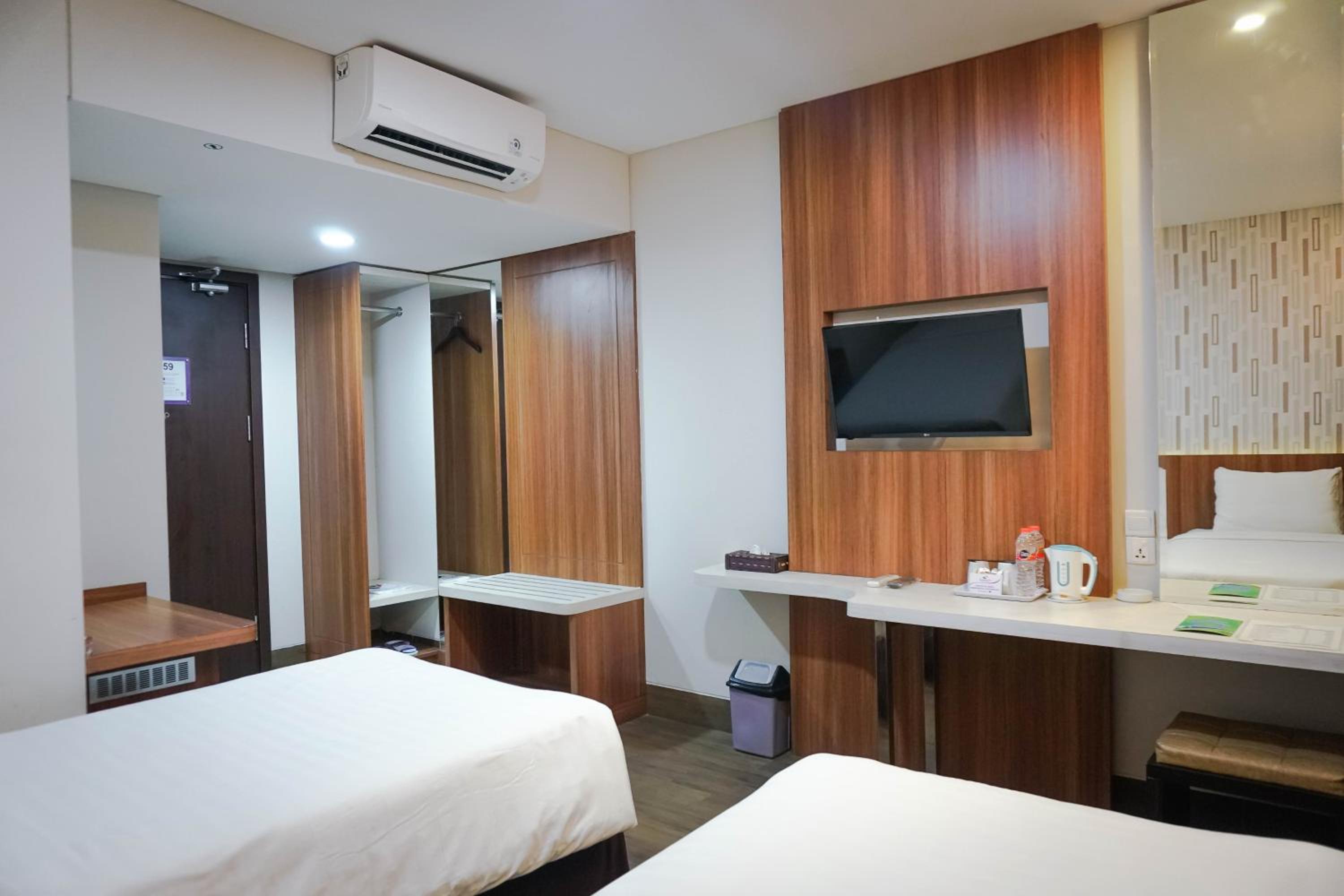 Deluxe Twin Room without Balcony photo 3