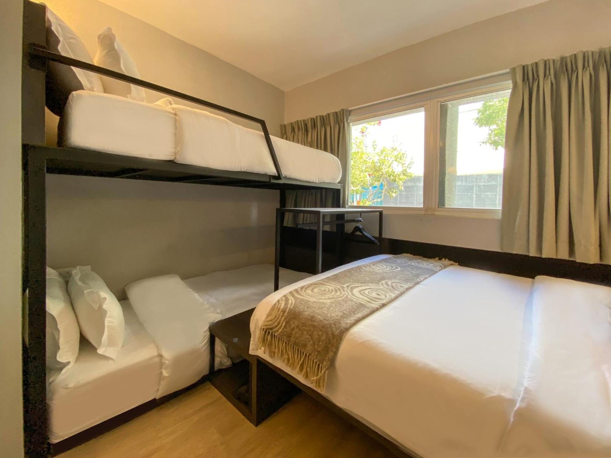 Triple/Quad Room with Window, 12 Hours: 9PM-9AM photo 1