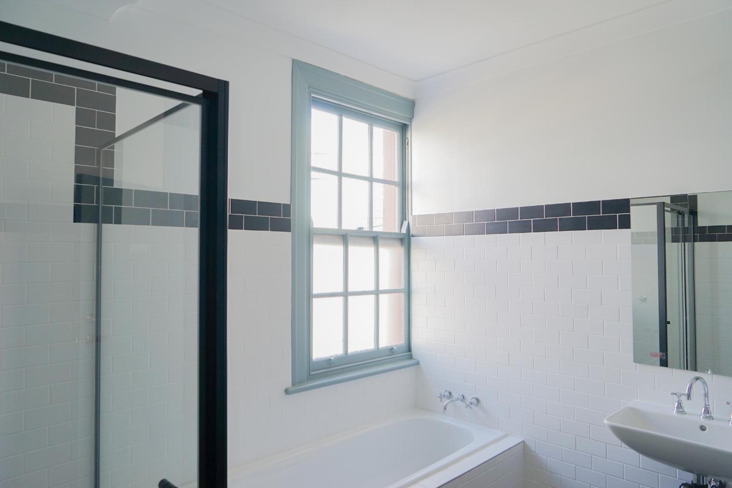 King Room with Shared Bathroom photo 2