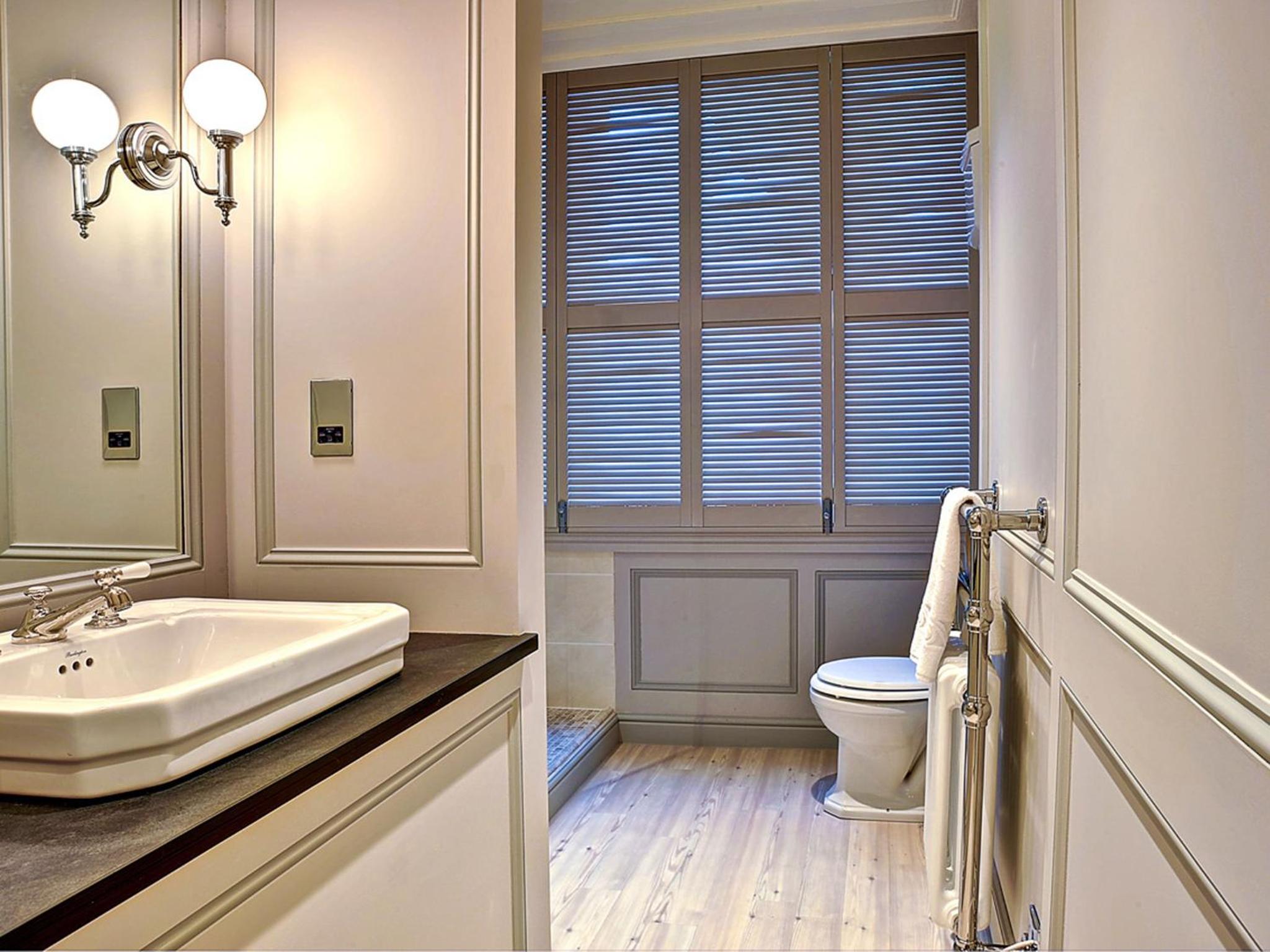 Luxury Four Poster Room with Shower - Photo 5