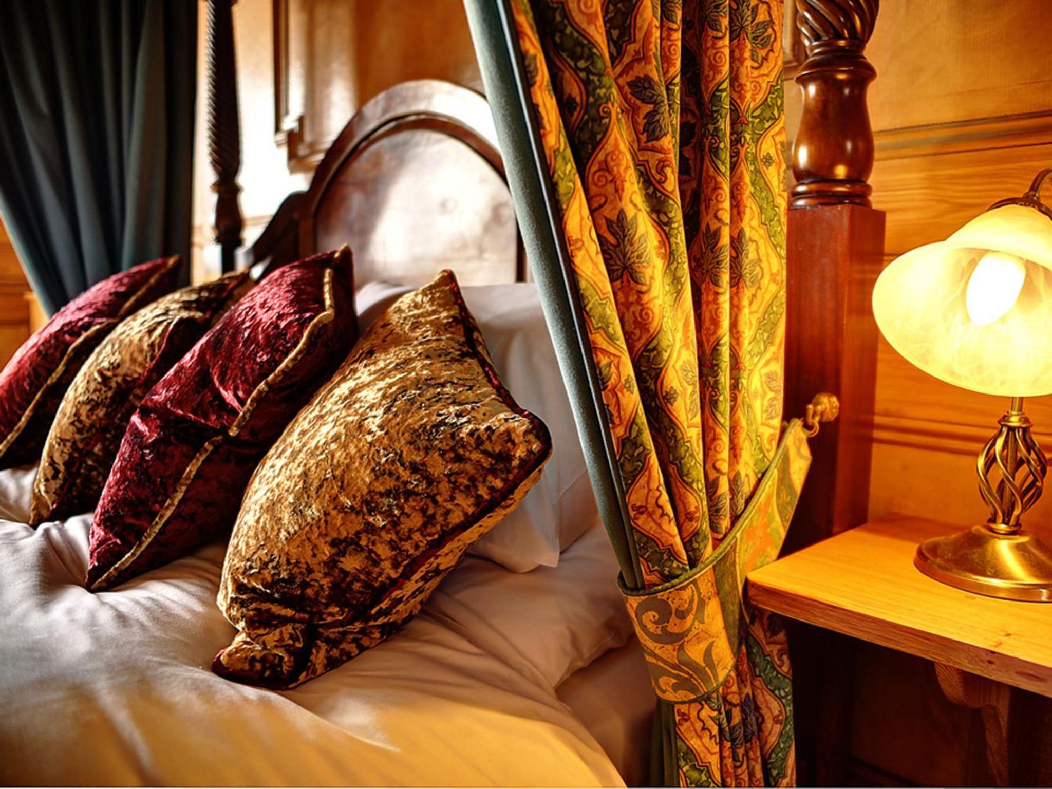 Luxury Four Poster Room with Shower - Photo 3