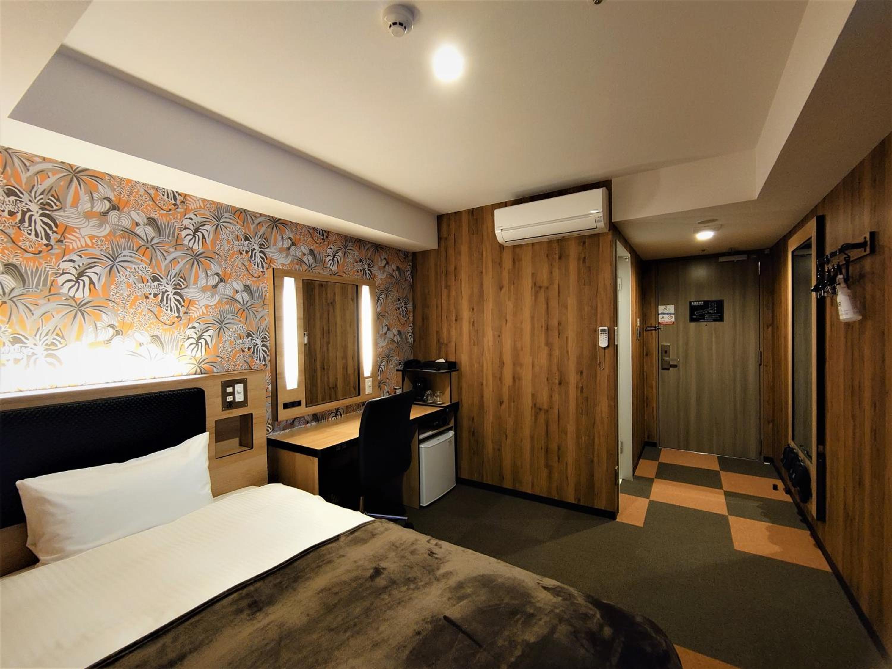 Double Room - Non-Smoking  - Photo 16