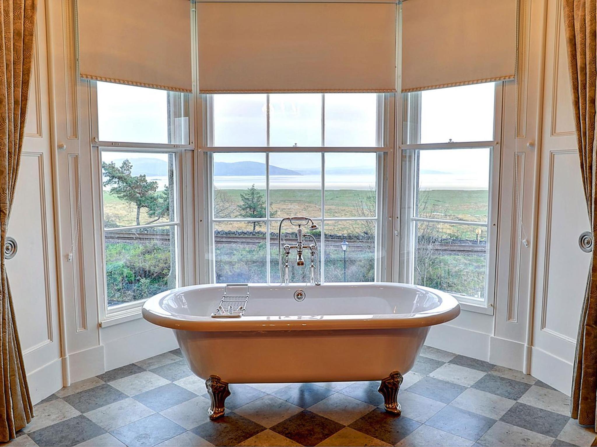 Luxury Four Poster Room with Bath photo 2