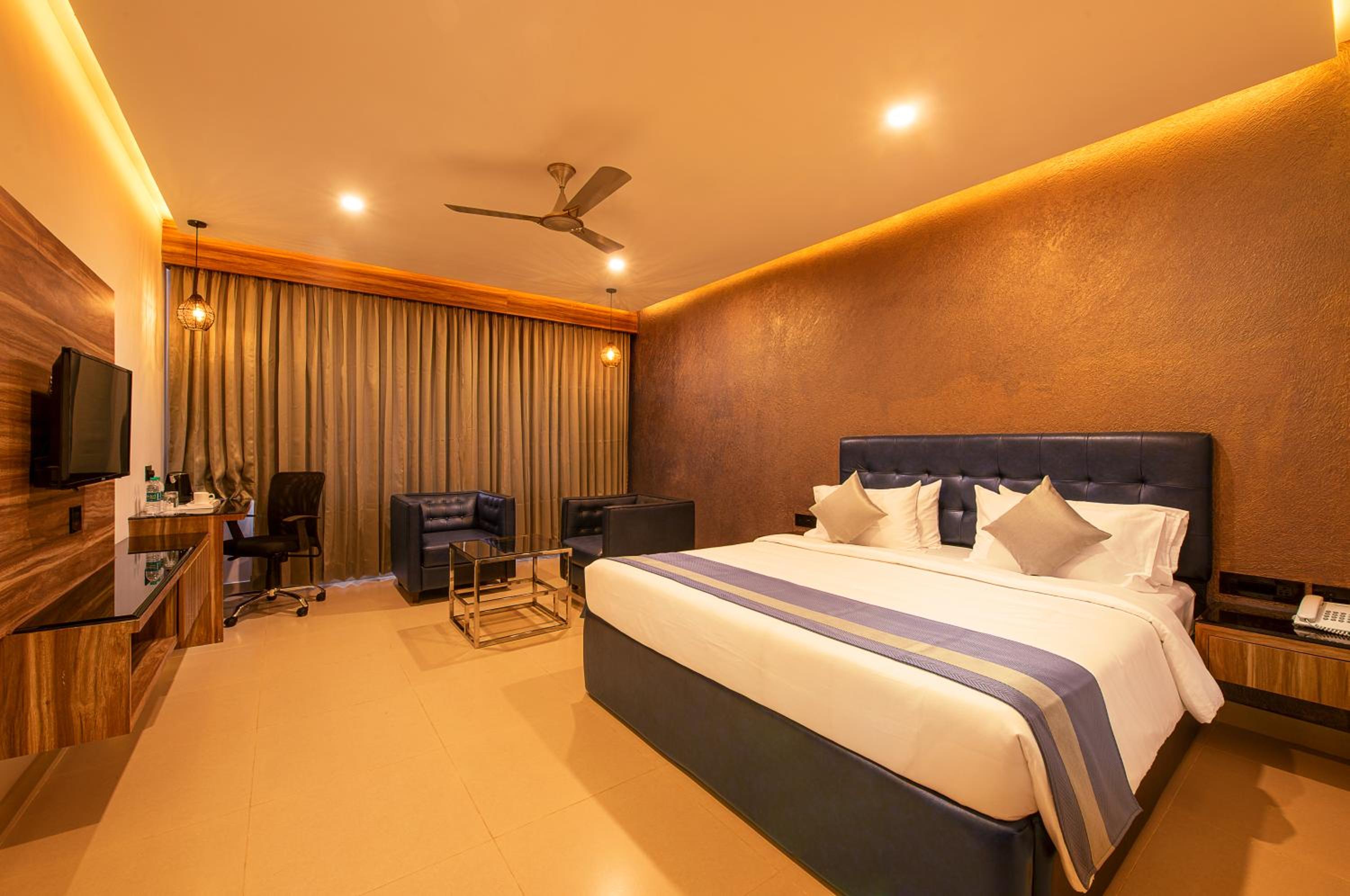 Deluxe King Room - Photo 1