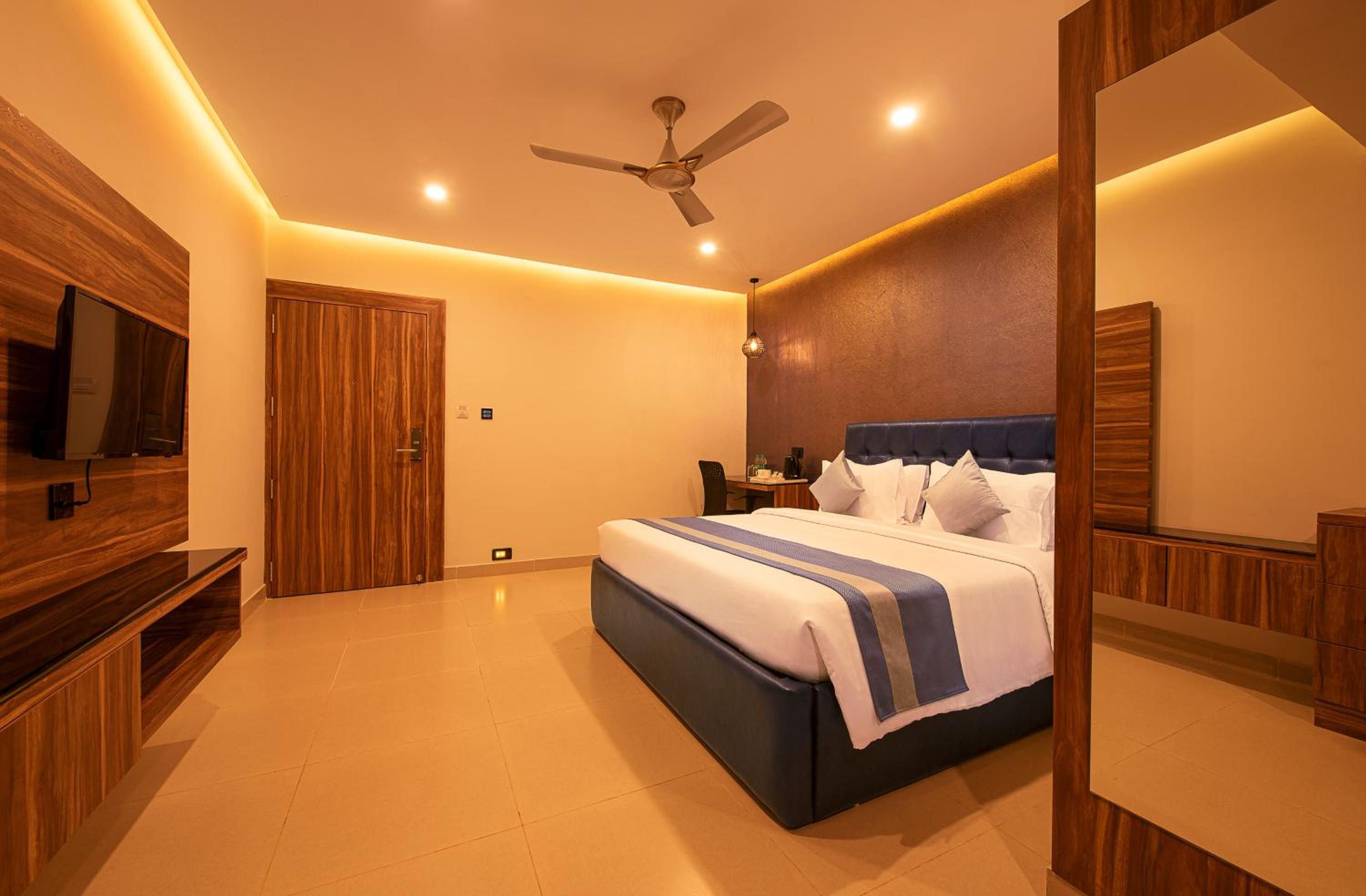 Standard King Room - Photo 5
