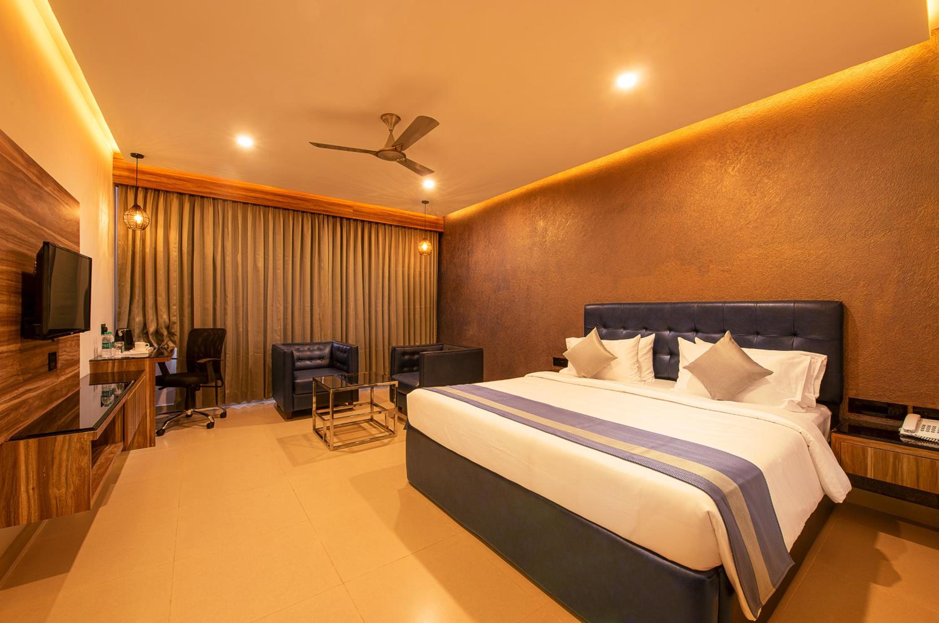 Deluxe King Room - Photo 2