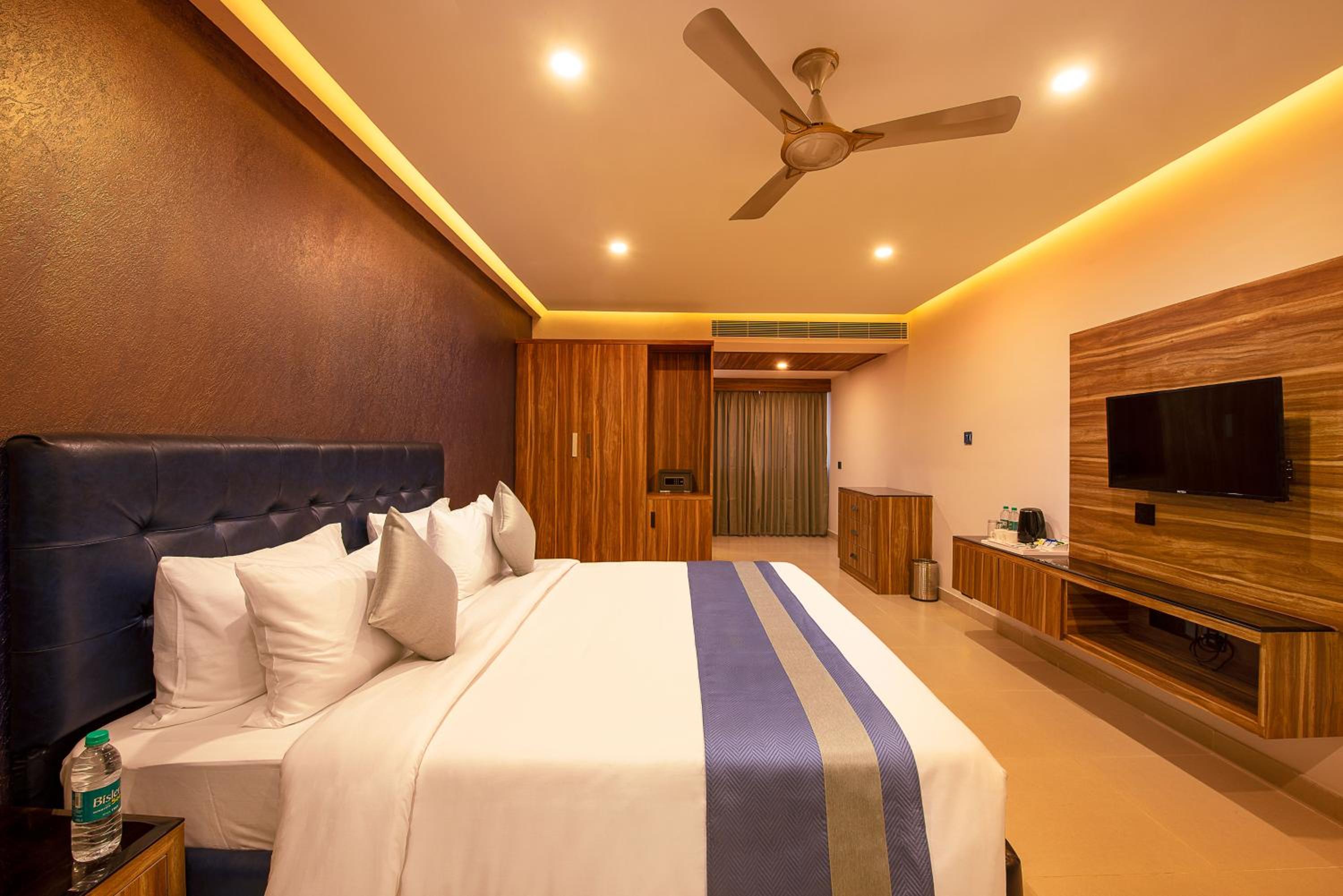Standard King Room - Photo 3