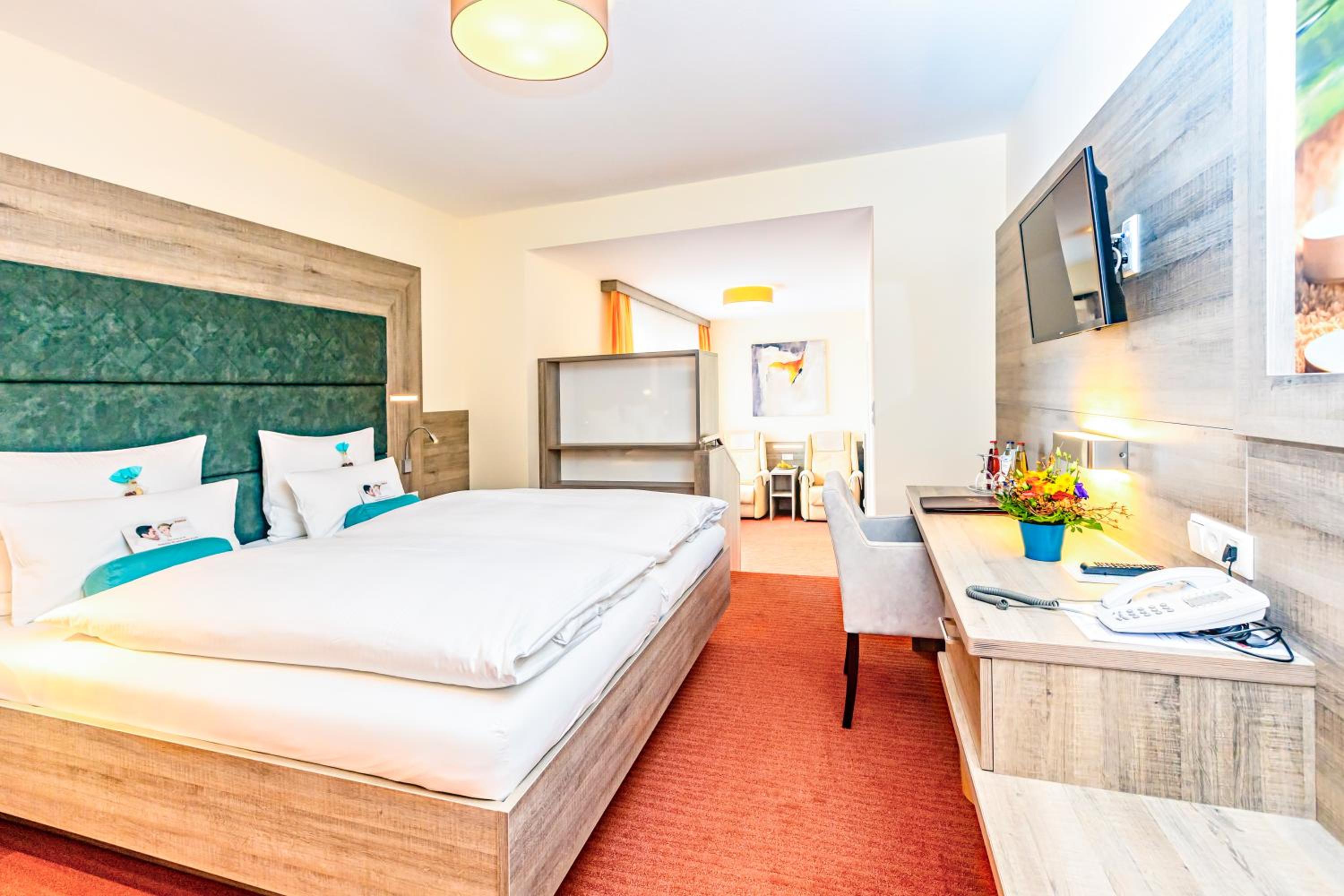 Double Room with Balcony - Photo 9