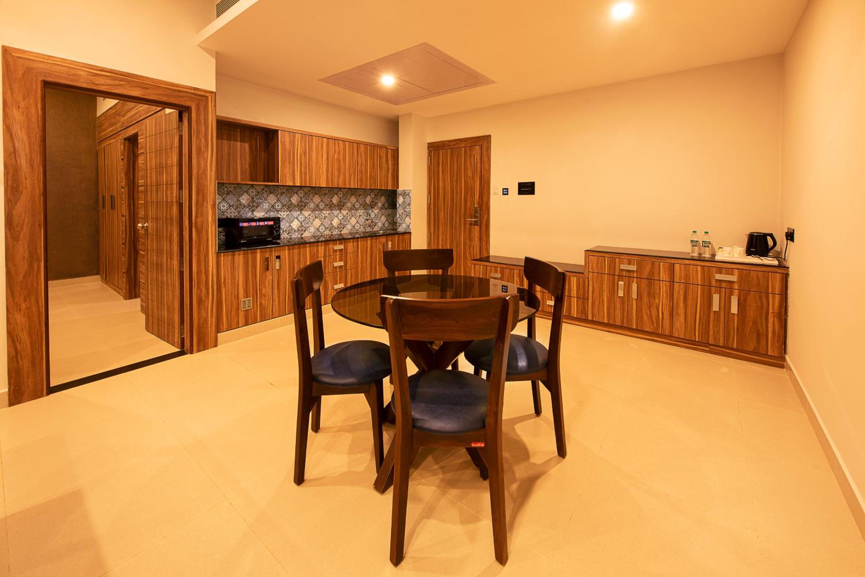 Executive Suite - Photo 3