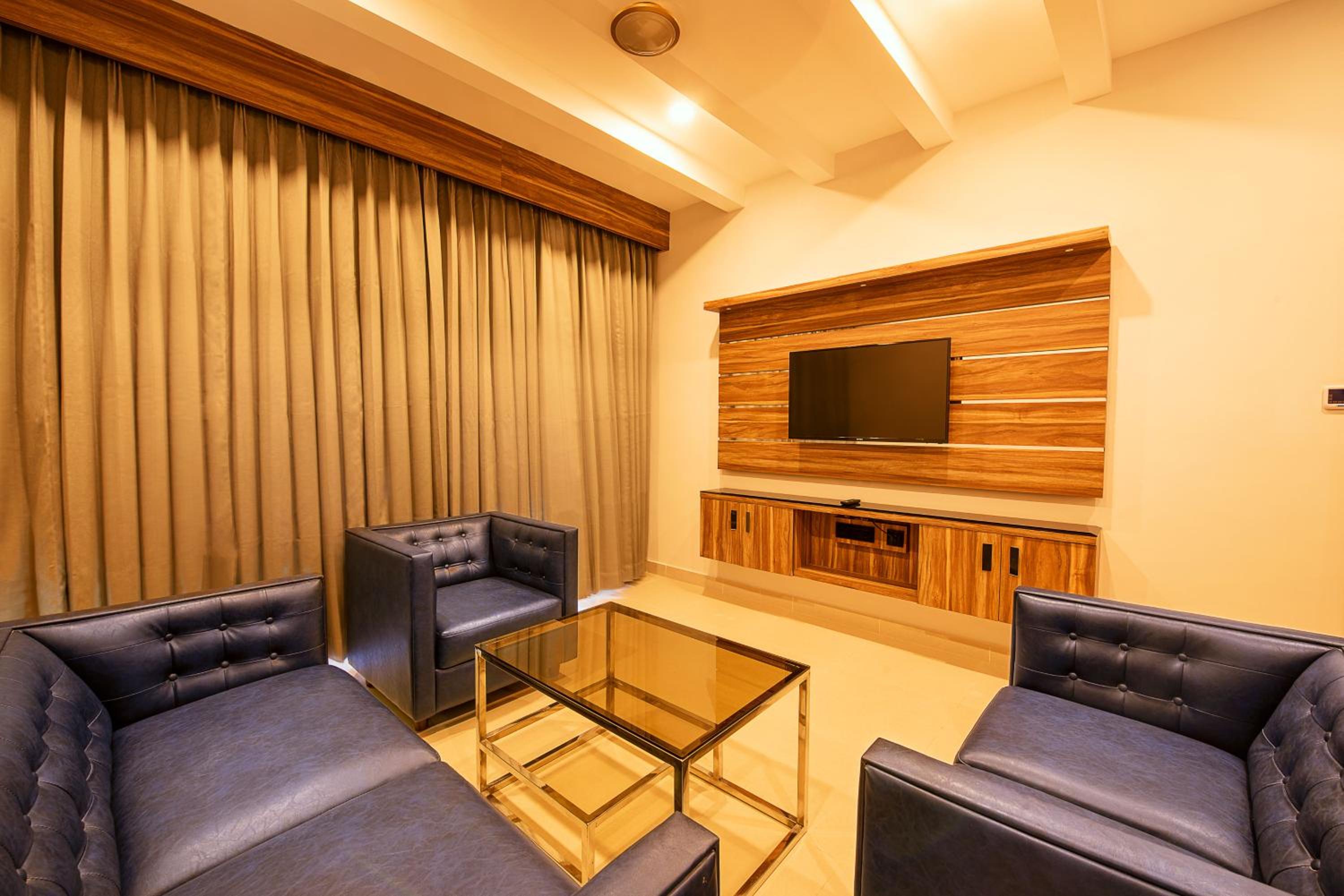 Executive Suite - Photo 2