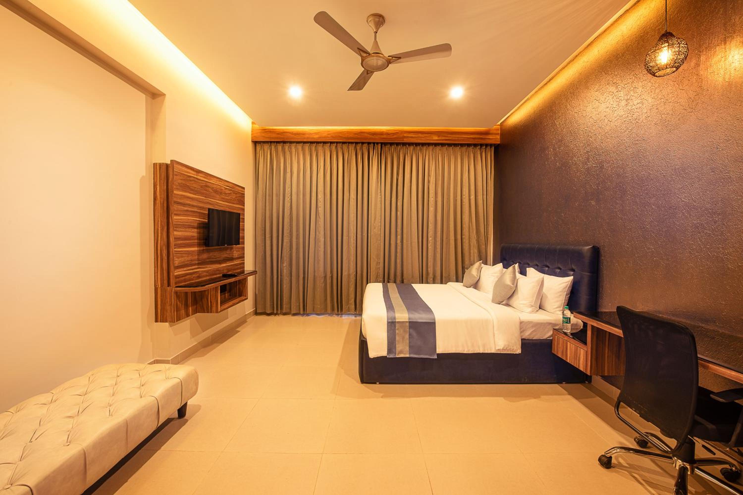 Executive Suite - Photo 4