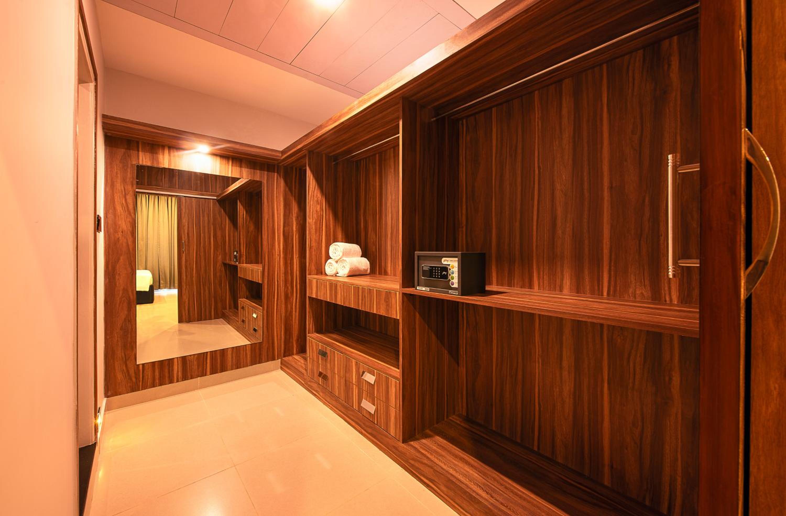 Executive Suite - Photo 6