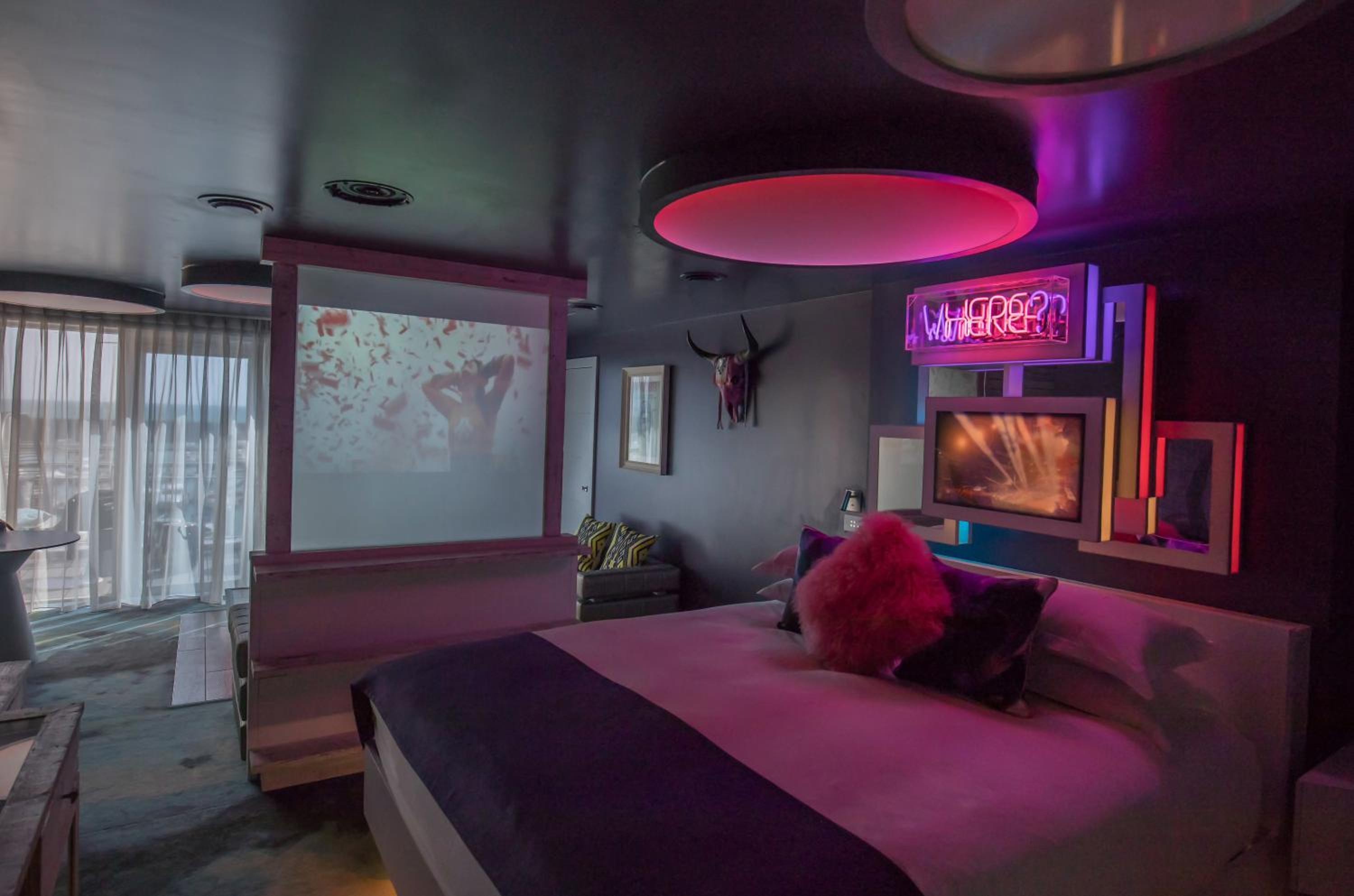 Signature Suite - Photo 3