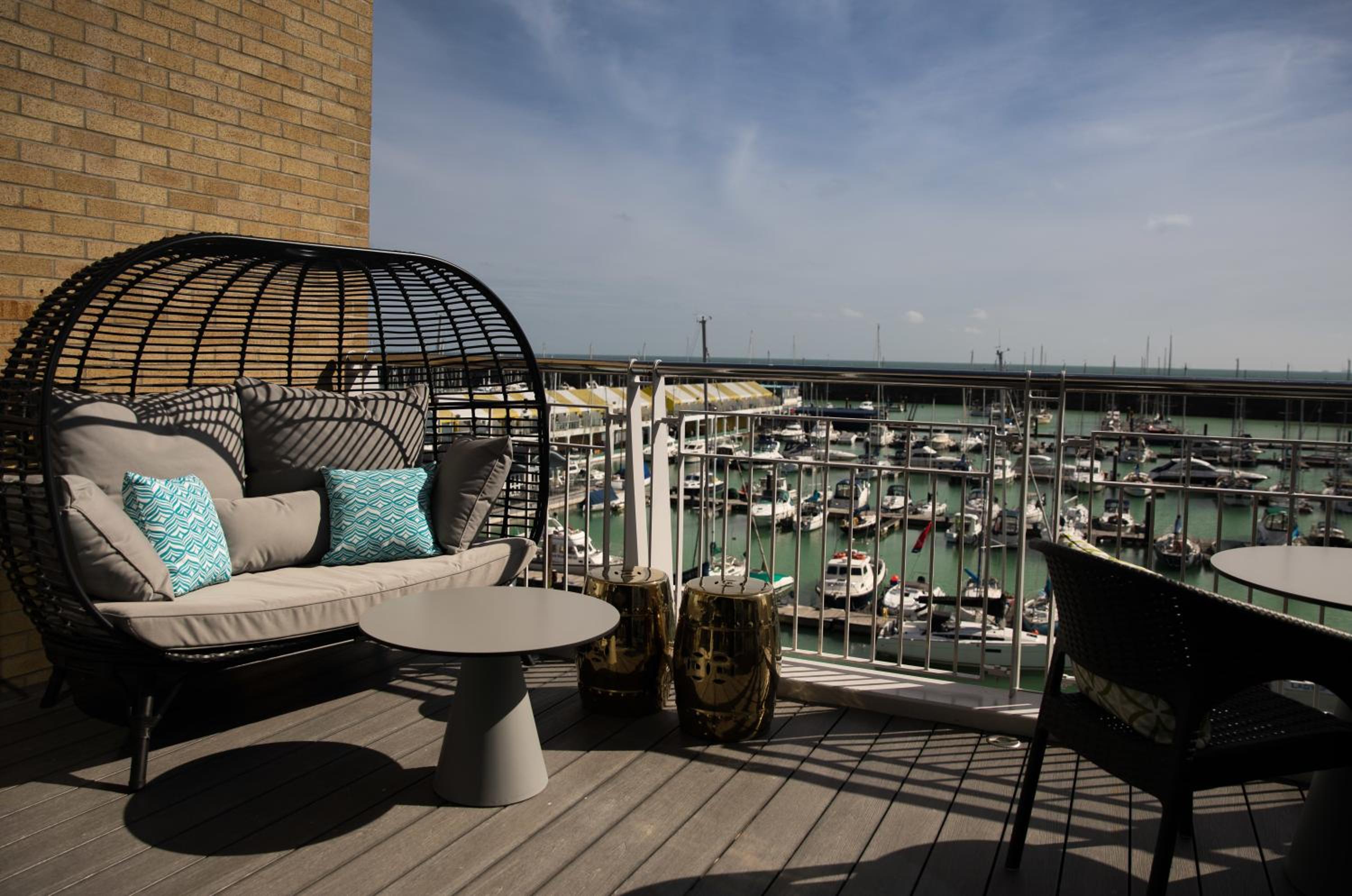 Signature Suite - Photo 2