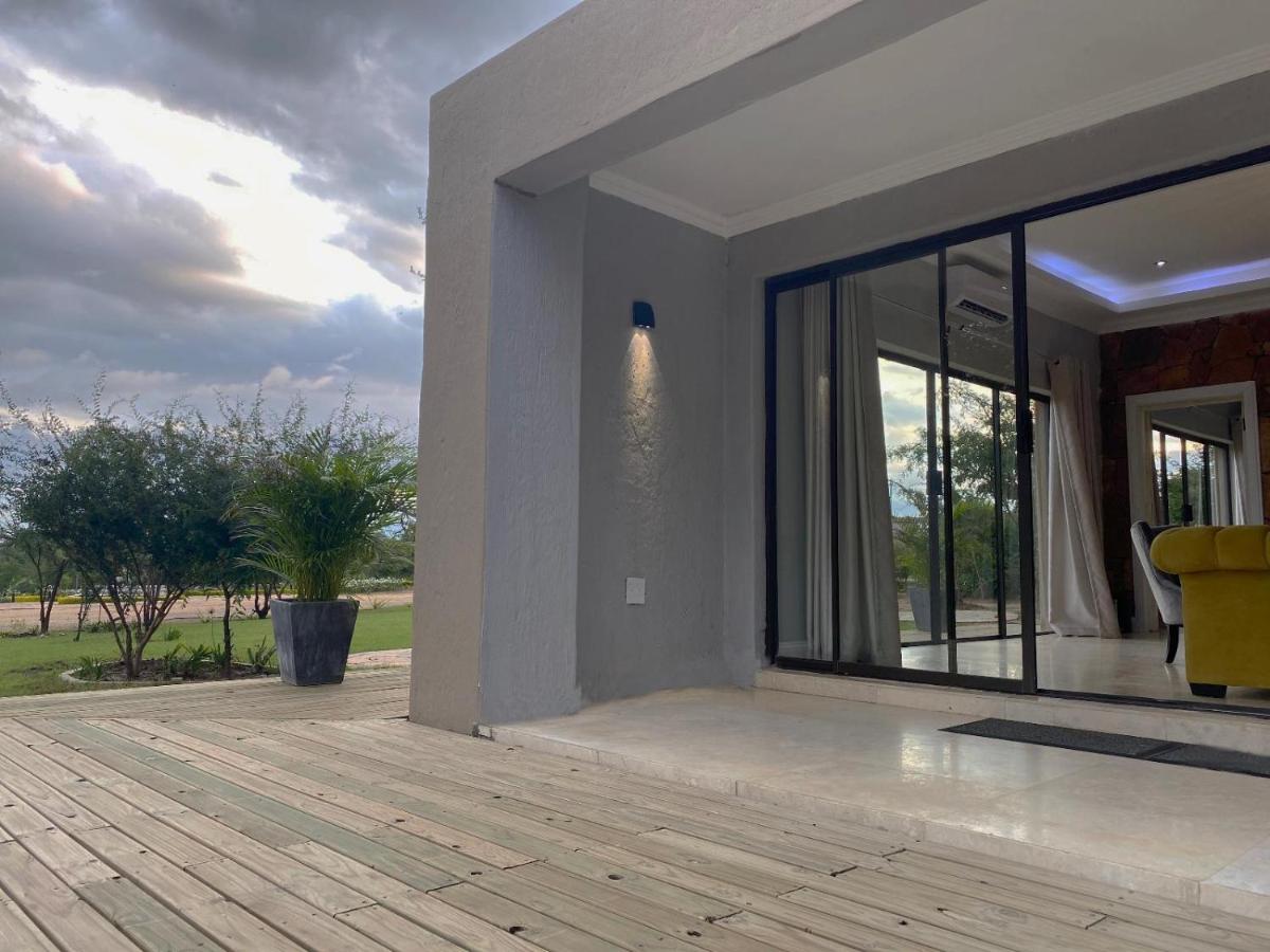 Villa - Photo 2
