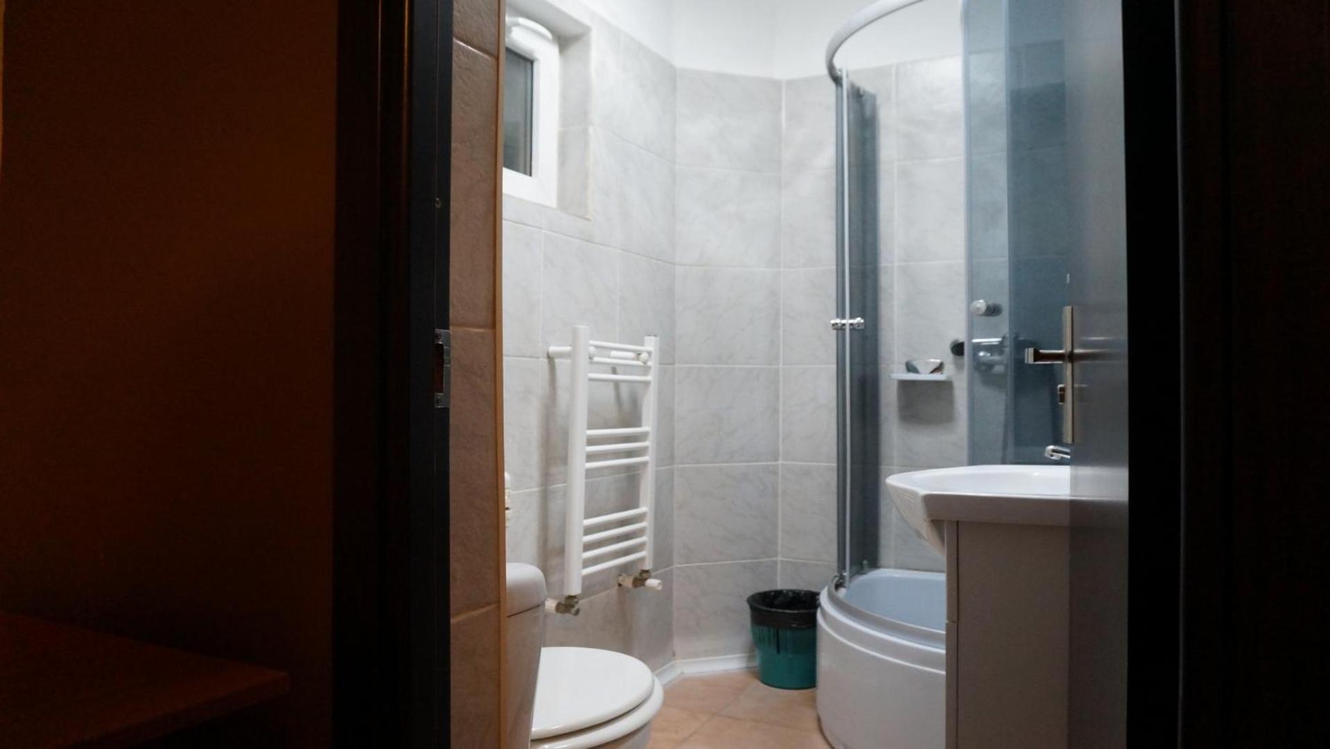Twin Room - Photo 12