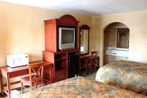 Queen Room with Two Queen Beds photo 3