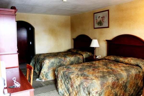 Queen Room with Two Queen Beds photo 2