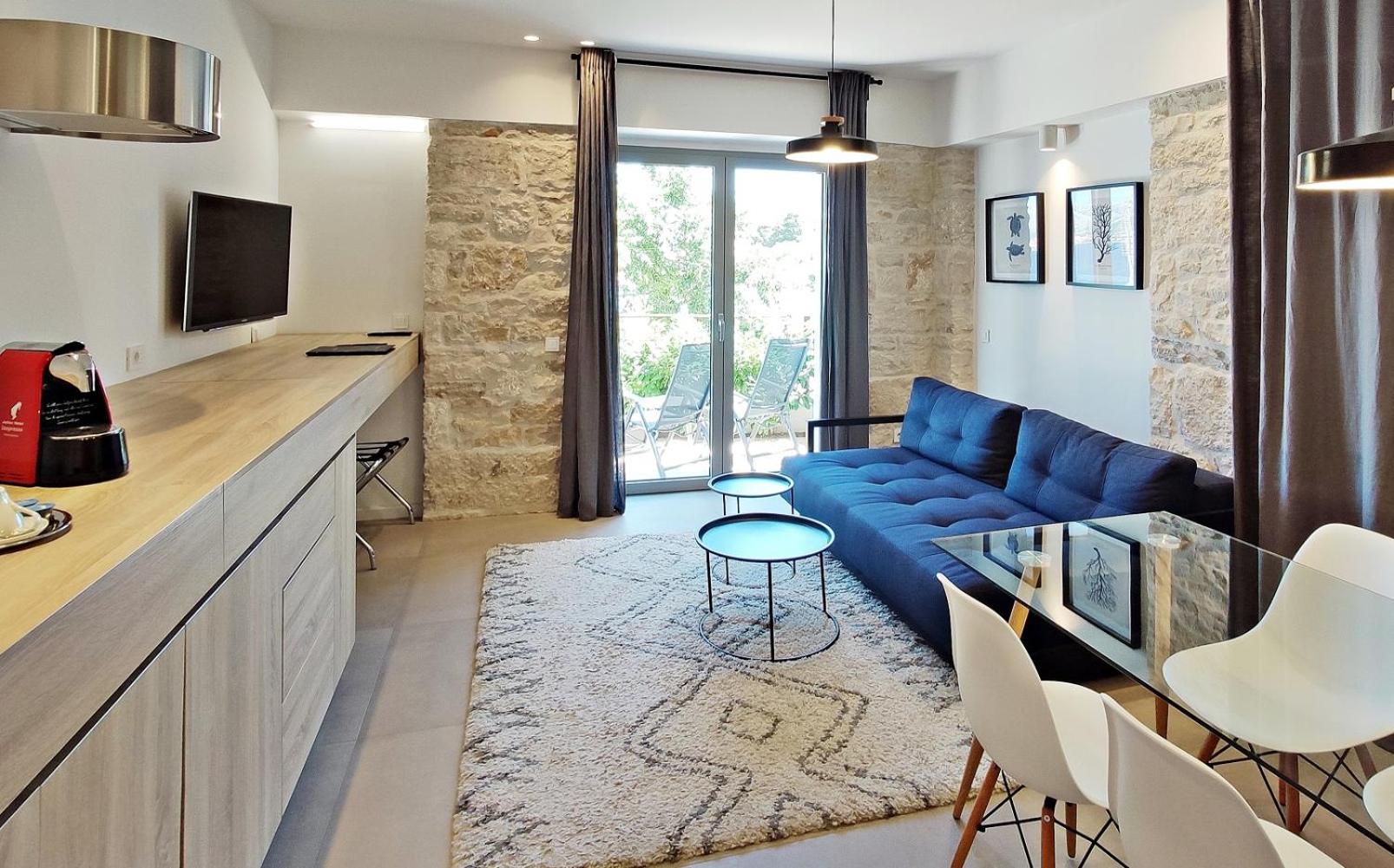 Suite with Sea View and Balcony - Photo 2