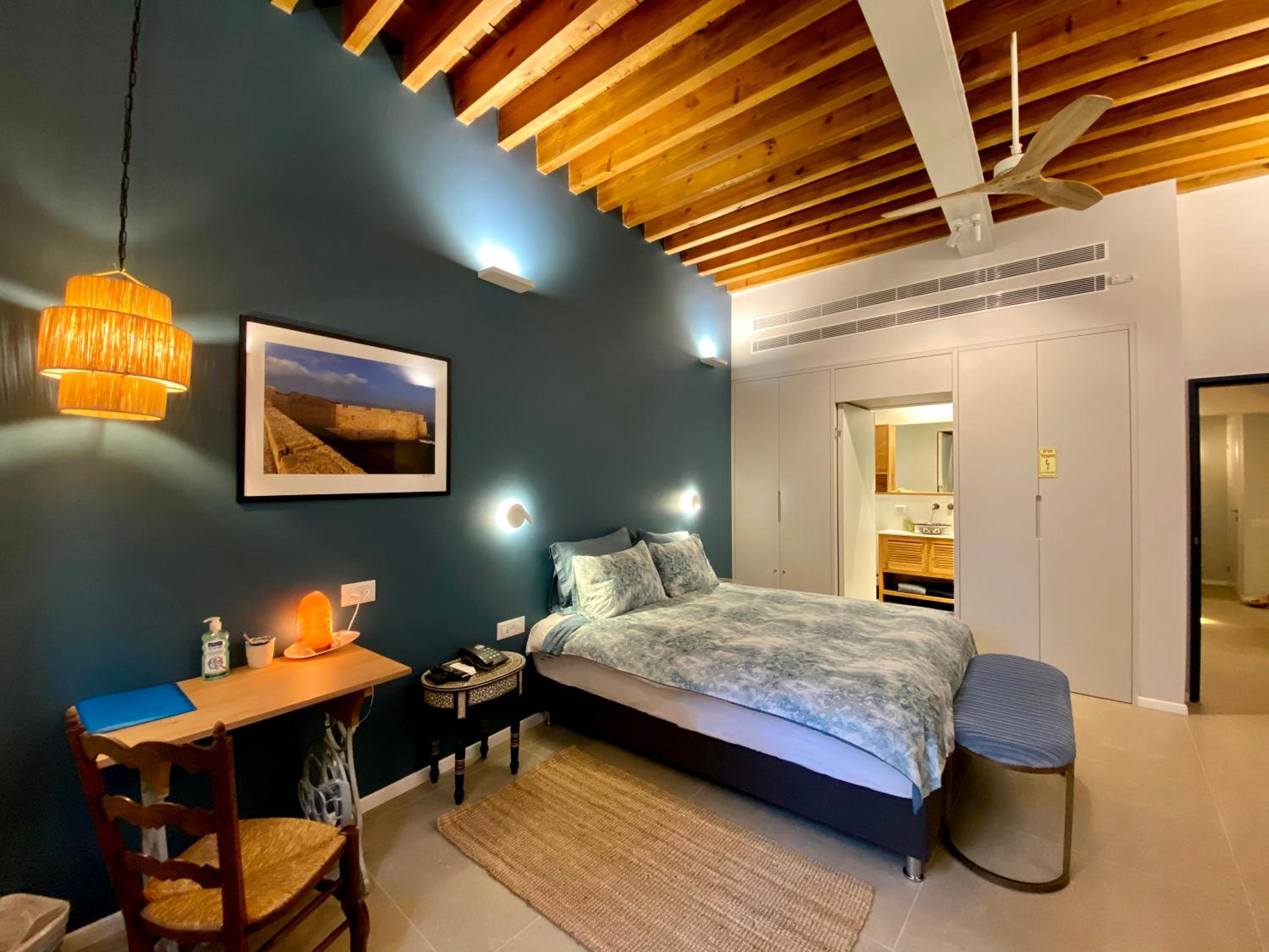 Deluxe Queen Room - Photo 8