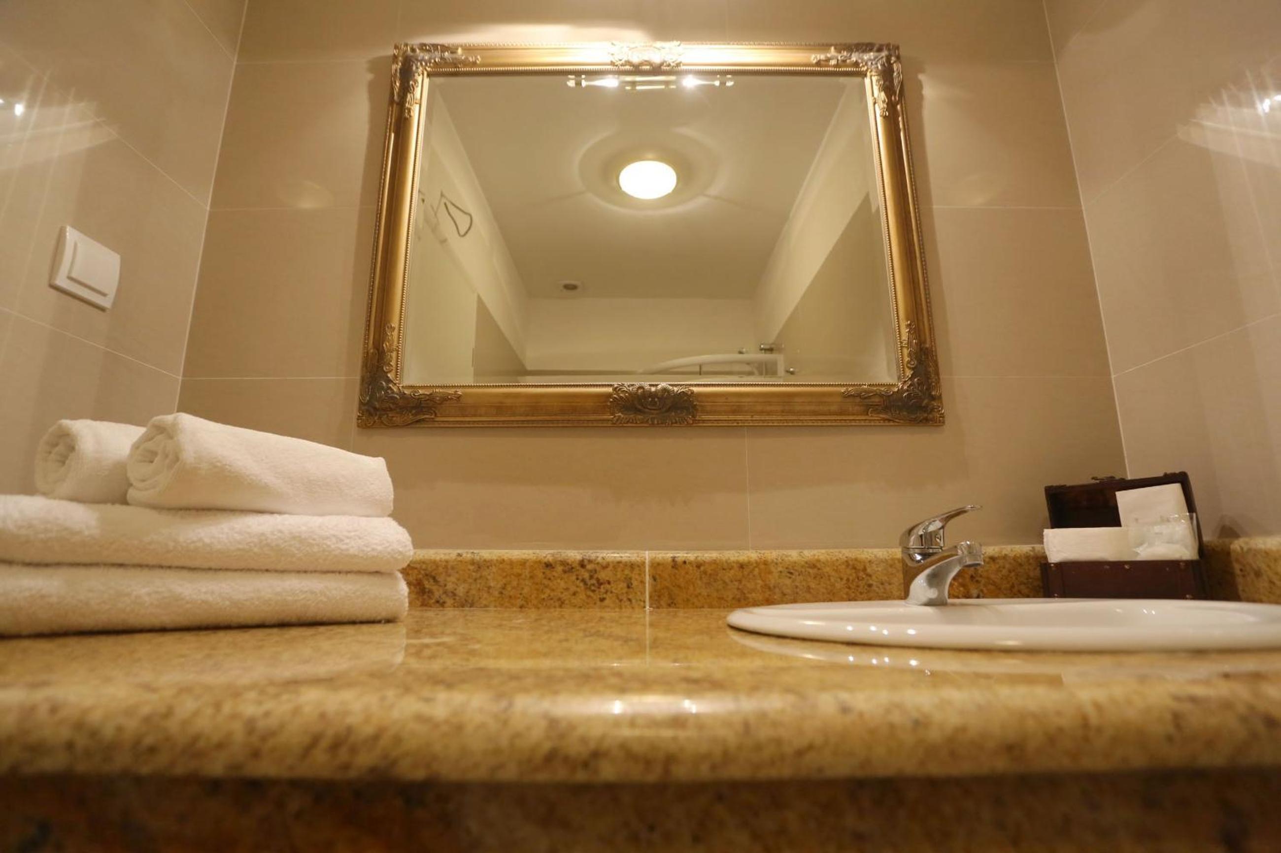 Suite with Balcony and Sea View - Photo 16