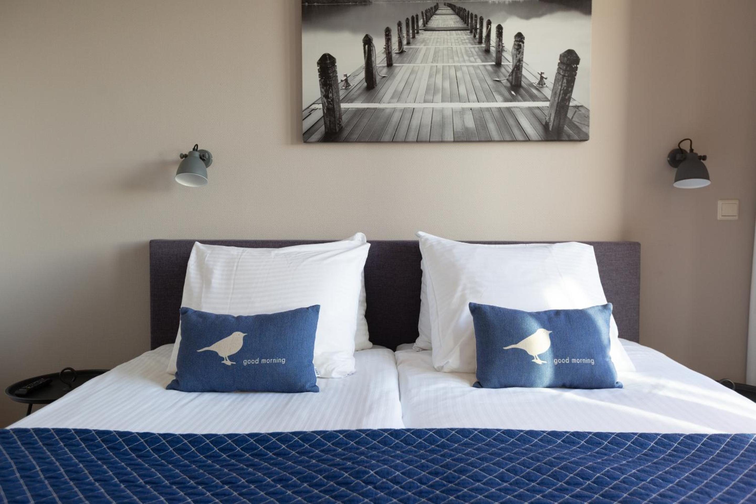 One bedroom apartment with harbourview and balcony 50A photo 3