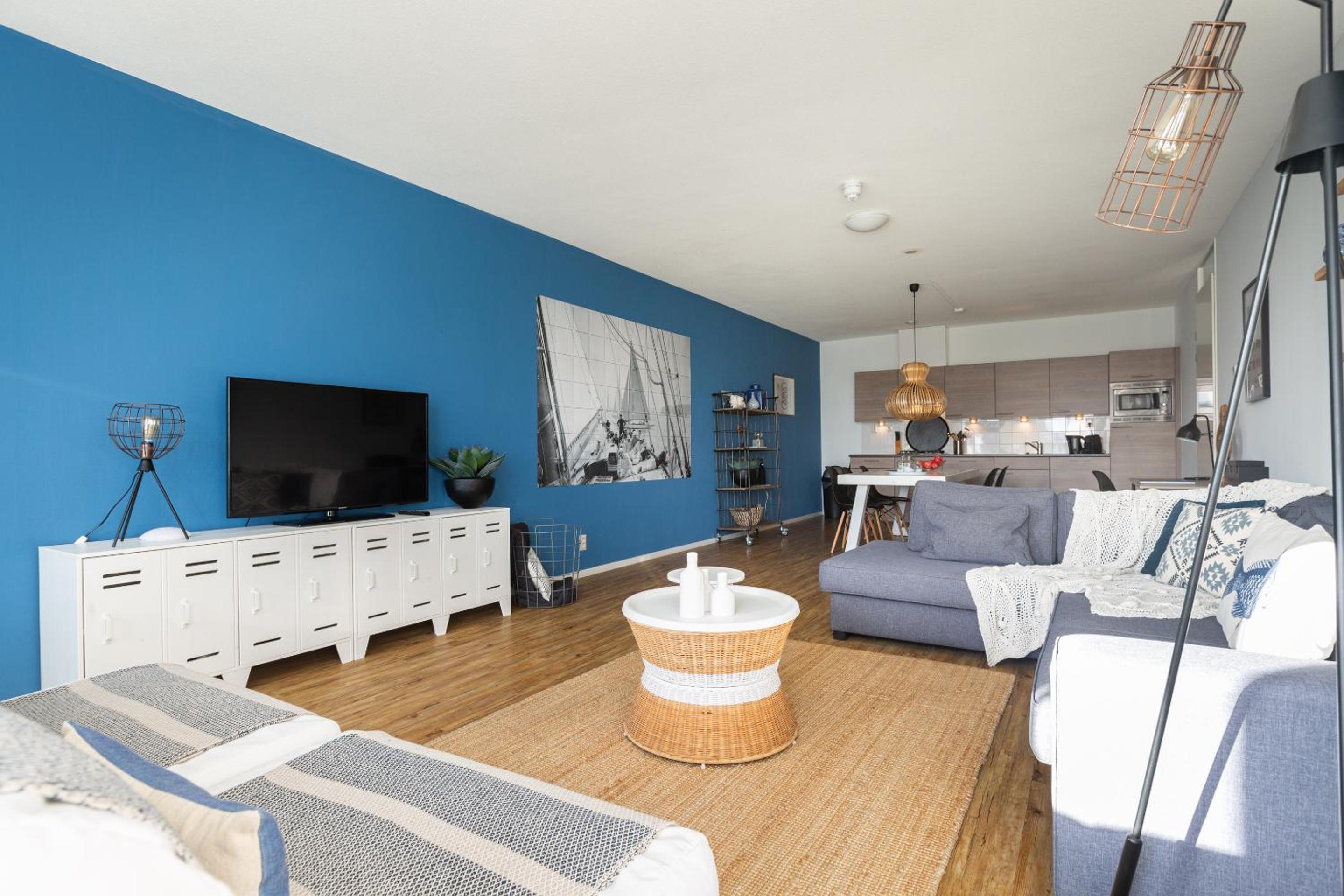 One bedroom apartment with harbourview and balcony 50A photo 2