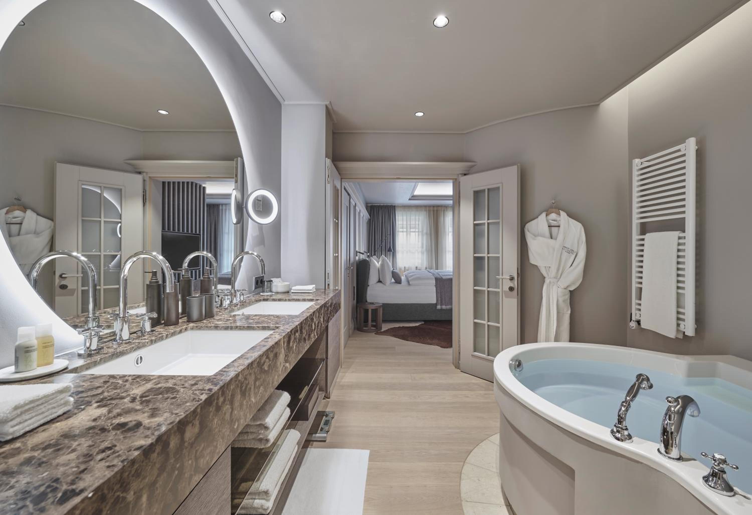 Deluxe Suite photo 2