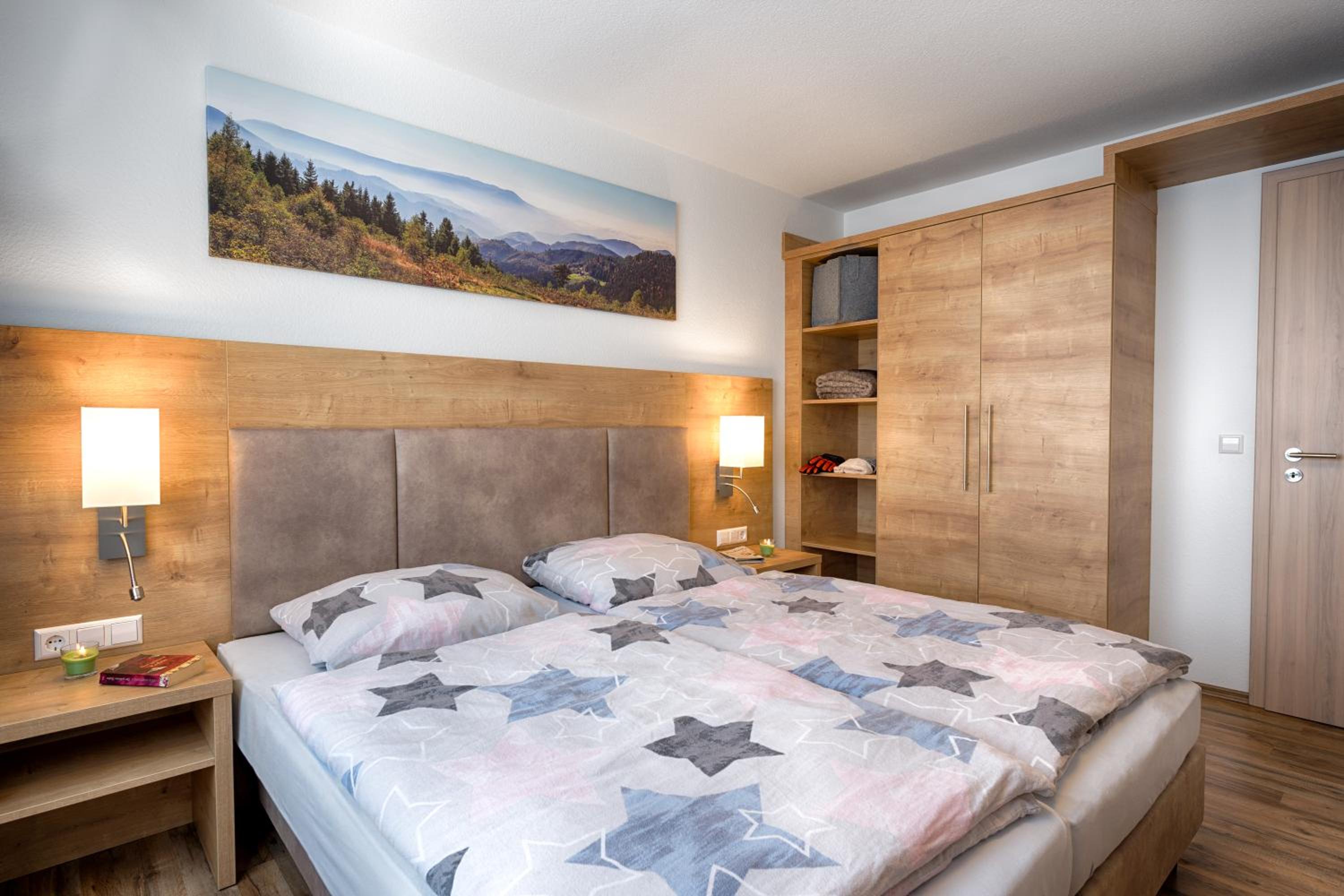 One-Bedroom Apartment with Balcony and Mountain View   photo 1