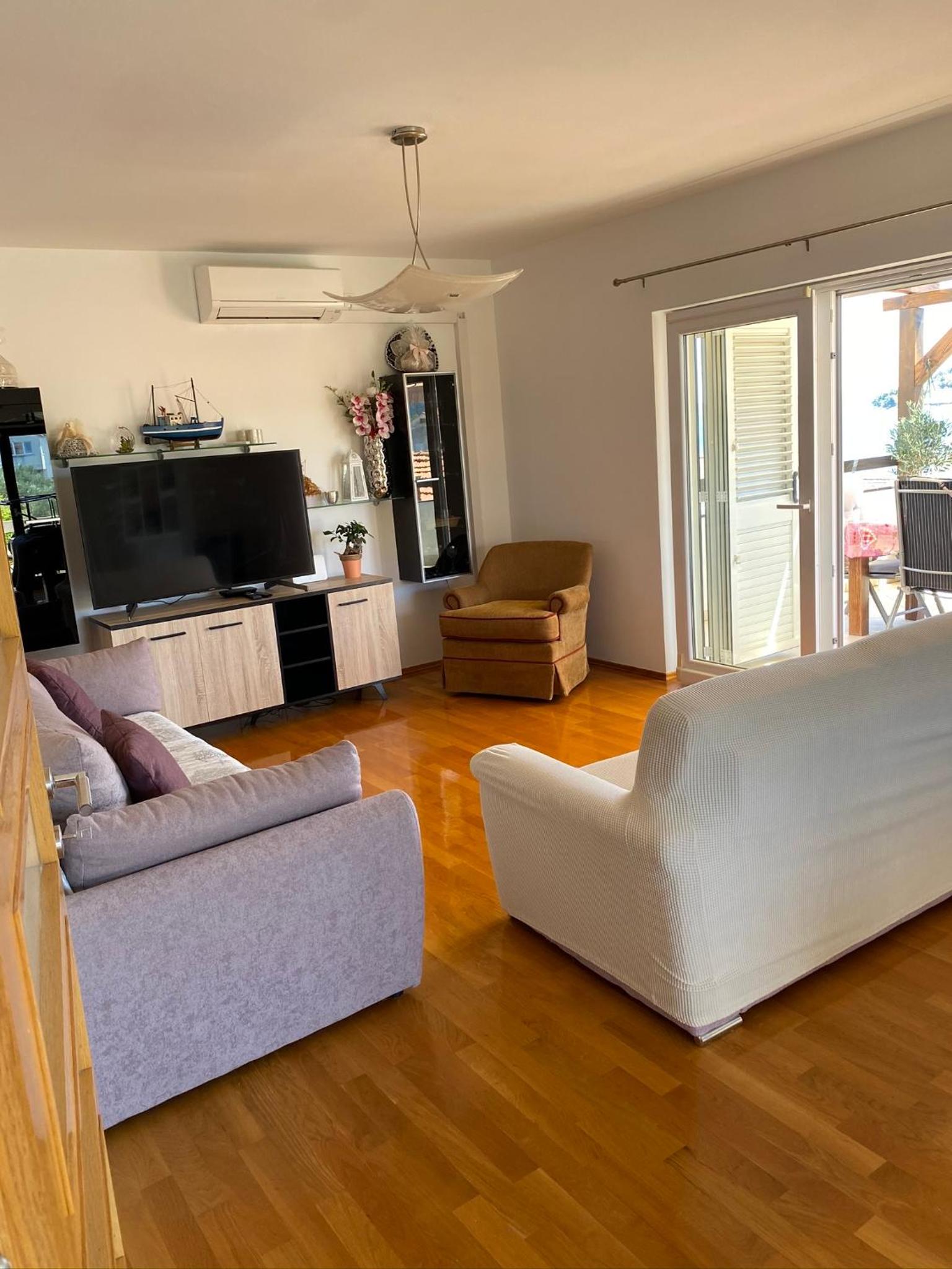 Three-Bedroom Apartment with Terrace and Sea View photo 1
