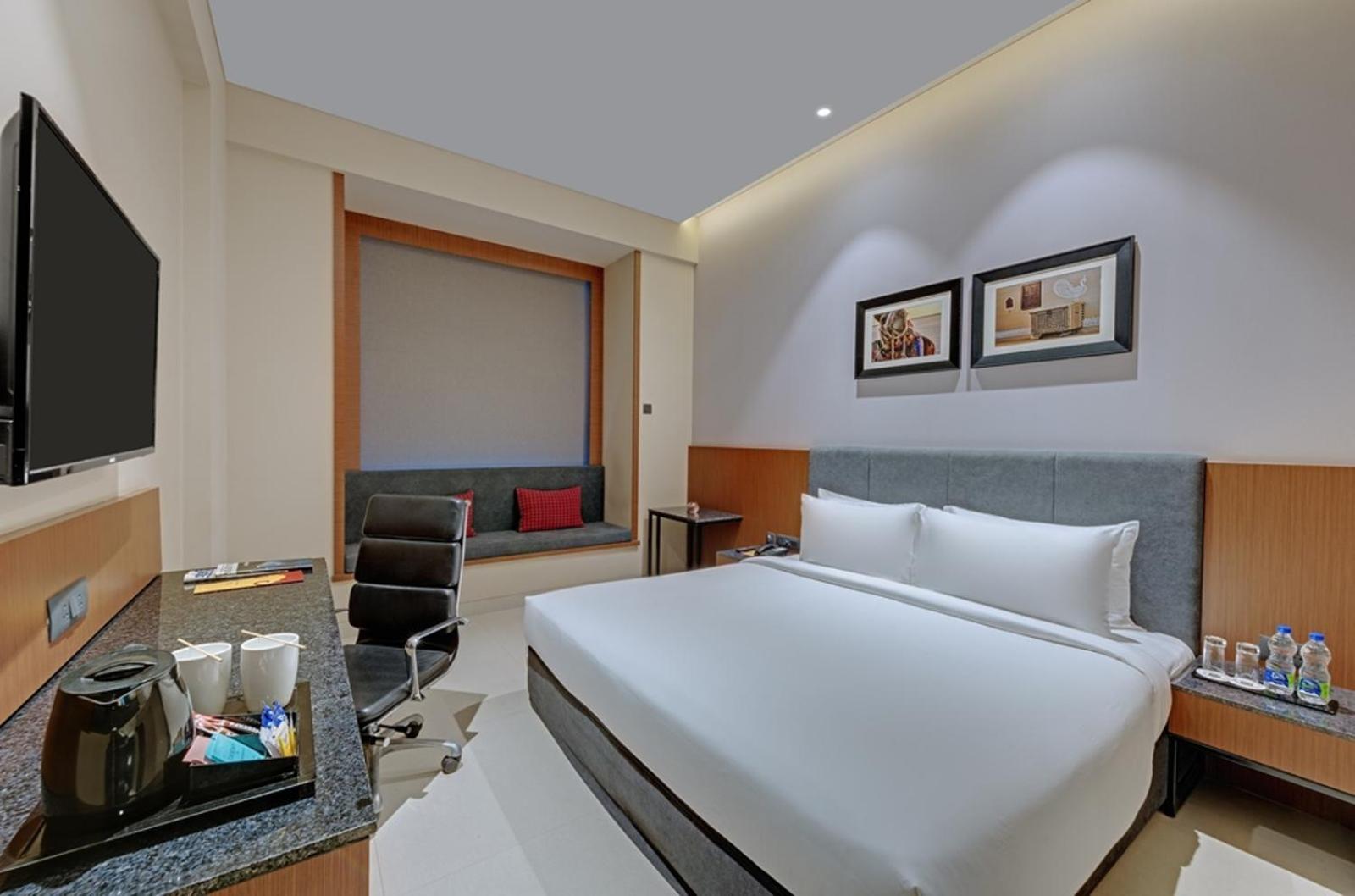 Deluxe King Room - Photo 2