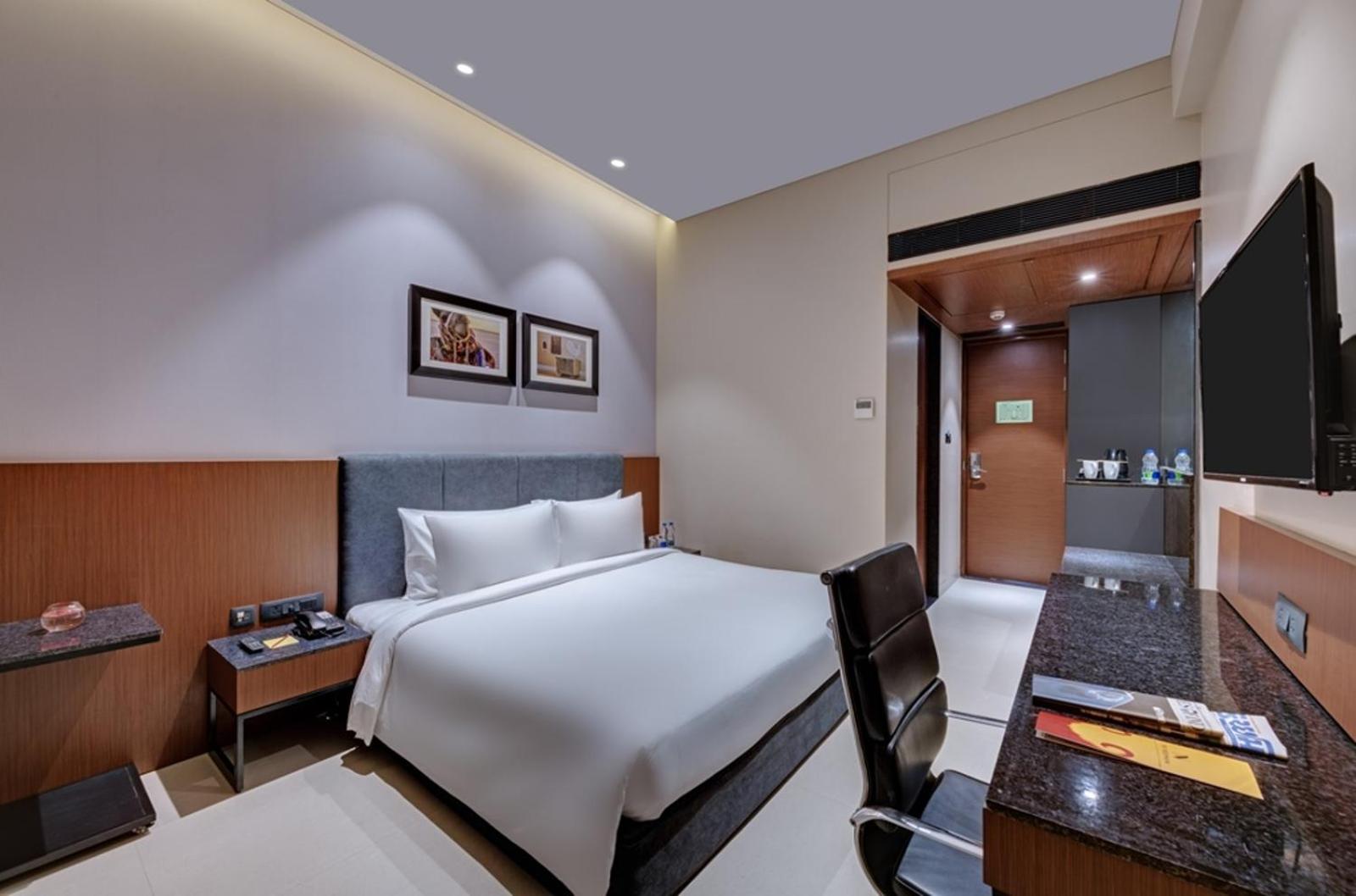 Deluxe King Room - Photo 3