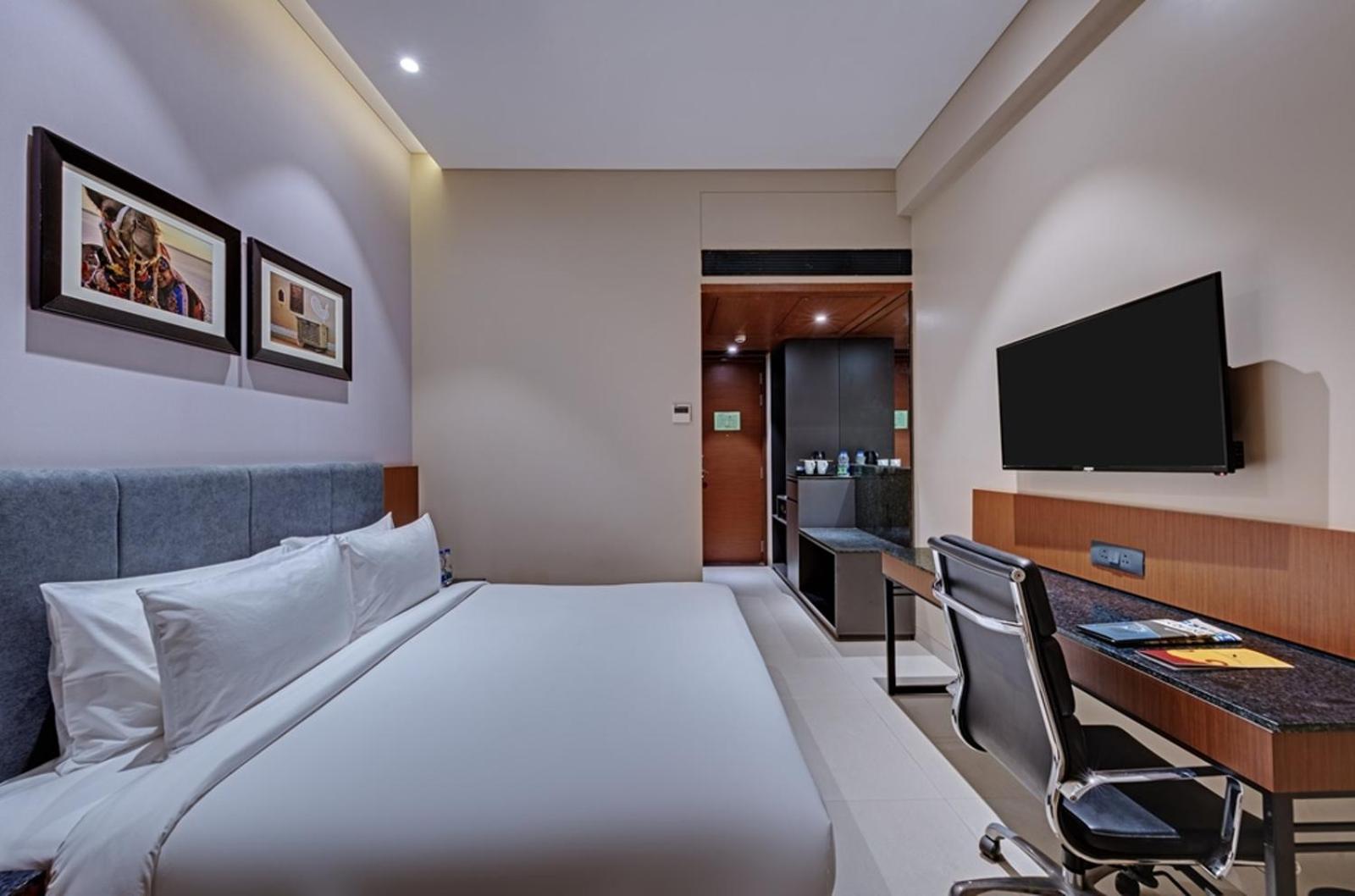 Deluxe King Room - Photo 1