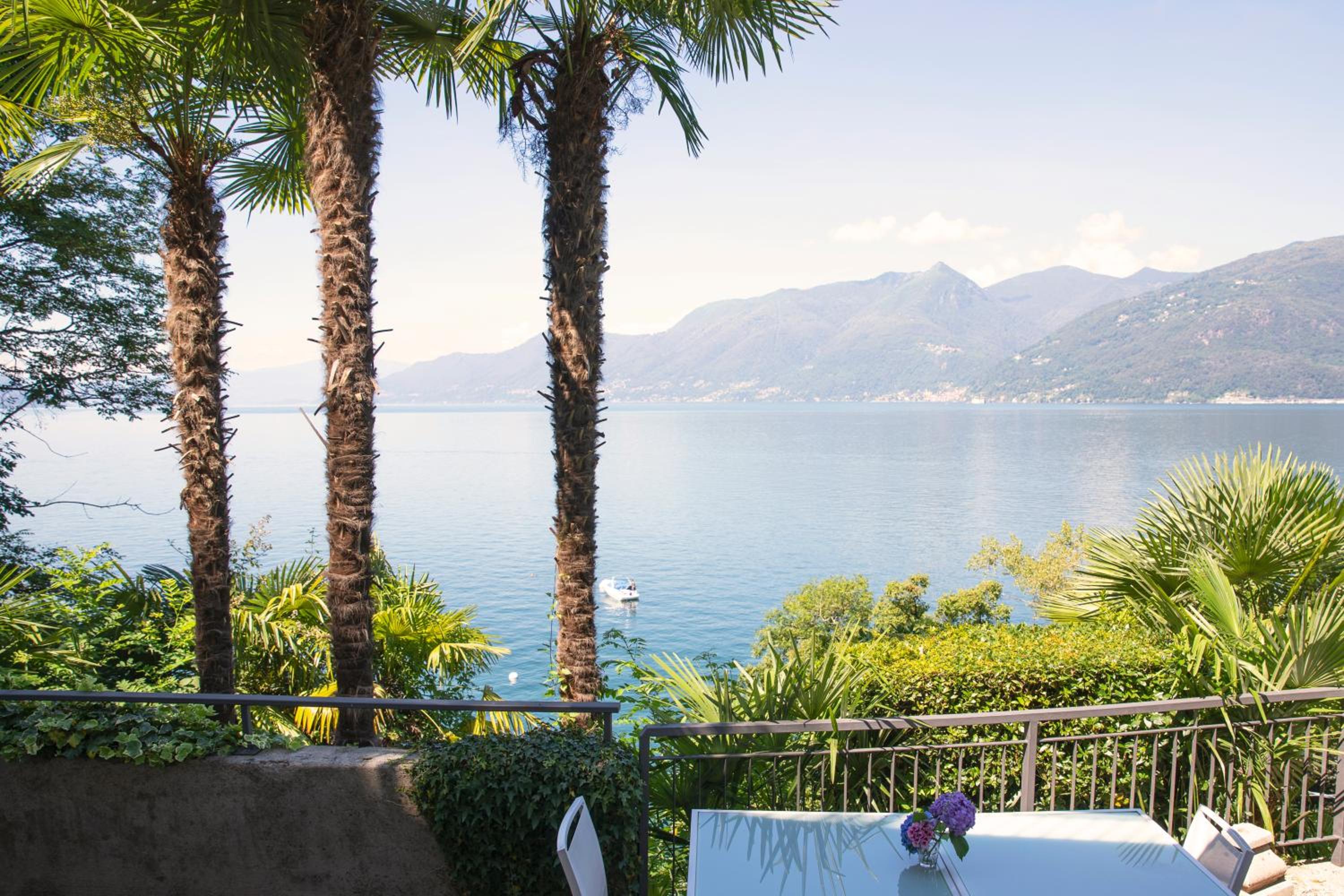 One-Bedroom Apartment with Lake View photo 2
