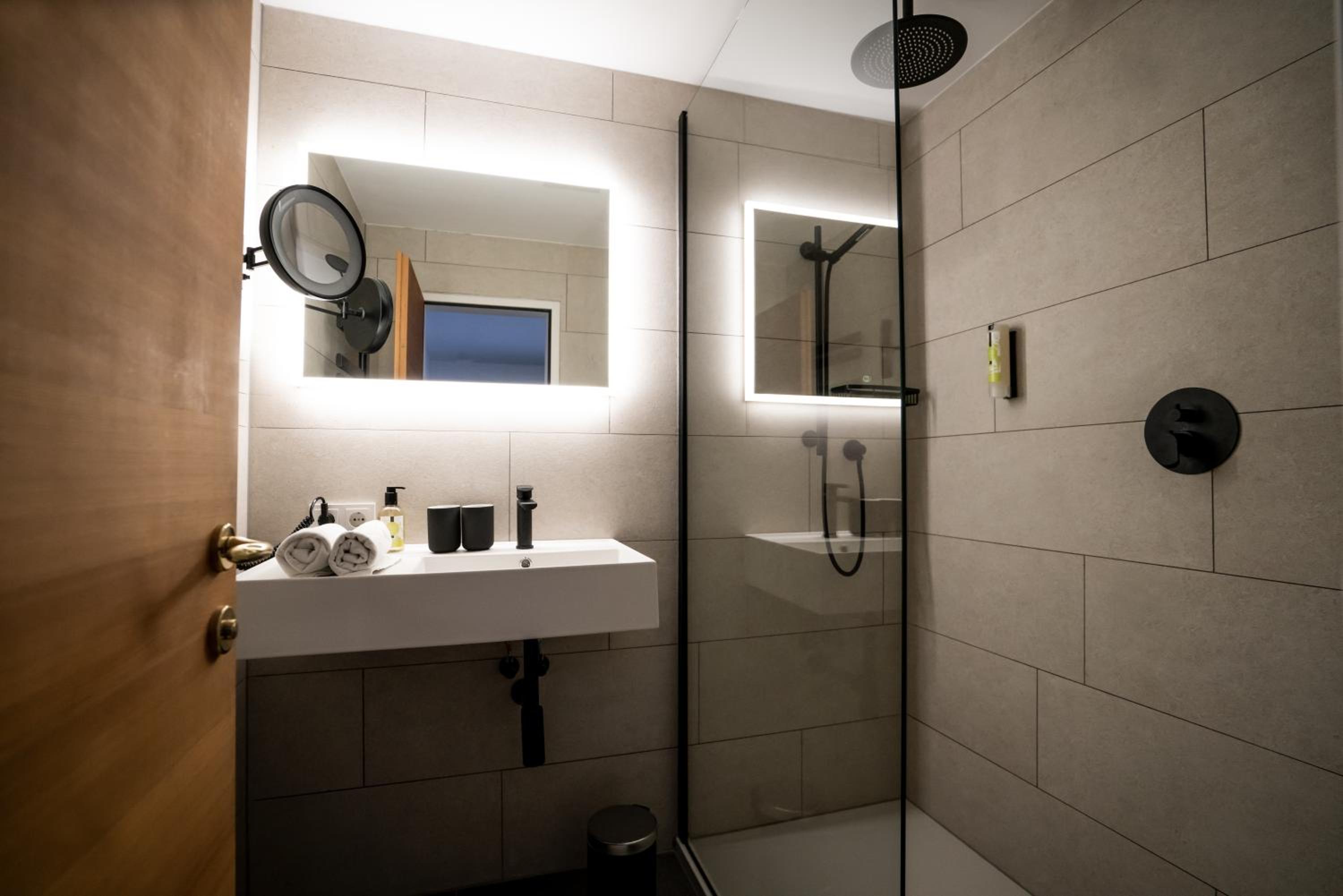 Suite - Photo 16