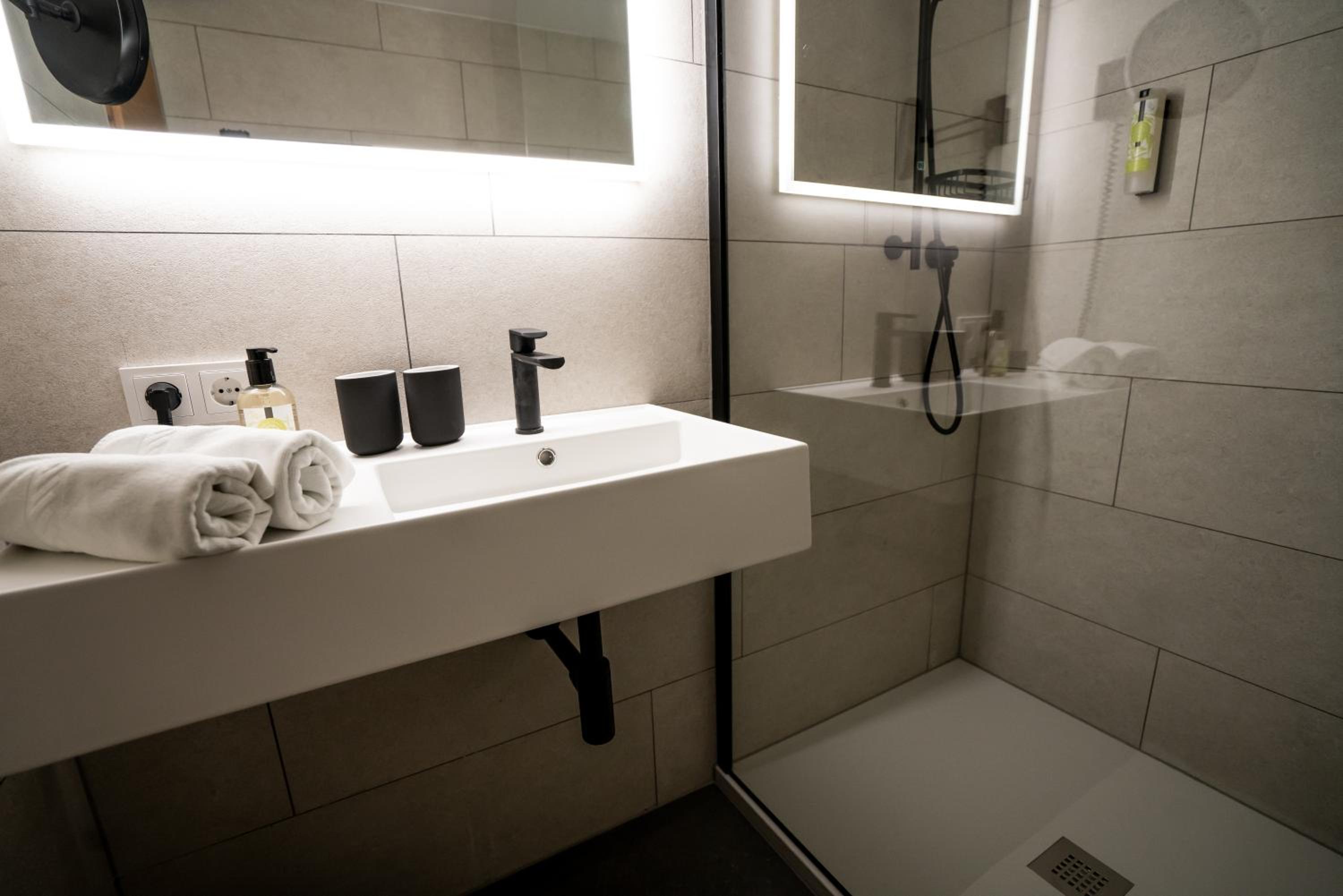 Suite - Photo 13