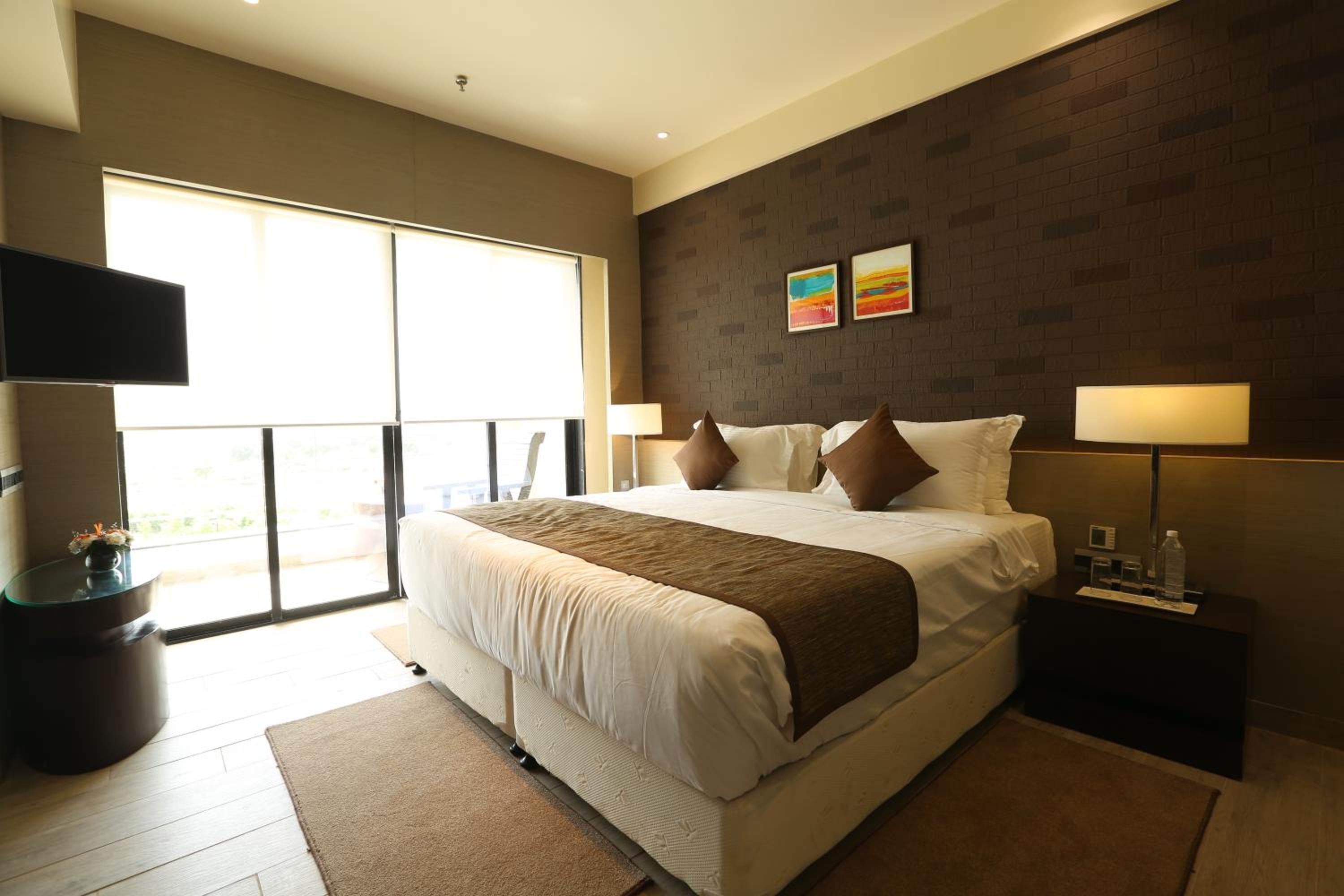 Deluxe Room with One king Bed - City or Garden View - Non-Smoking - 15% Discount on Food & Beverages - Photo 2