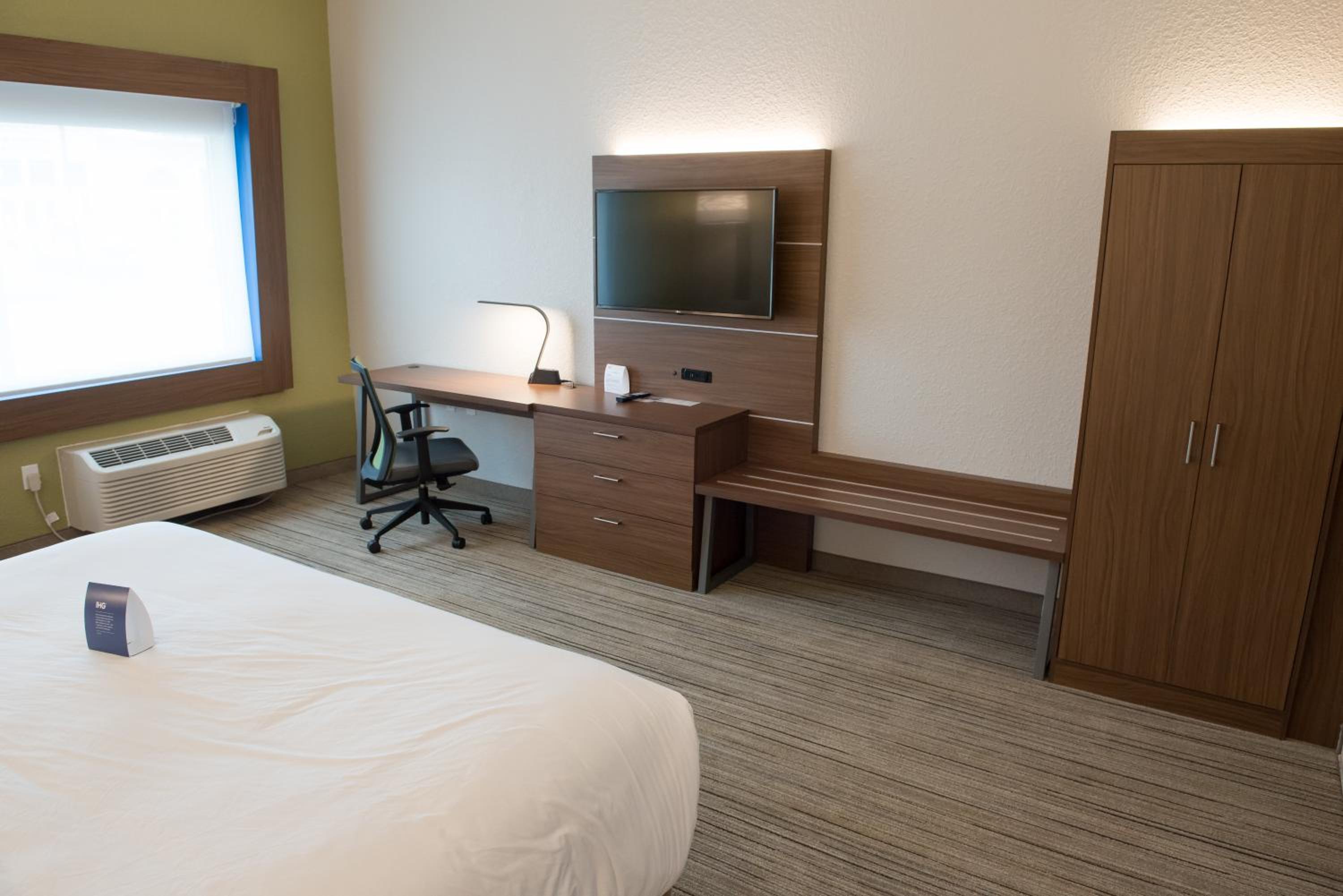 Standard King Room - Photo 4