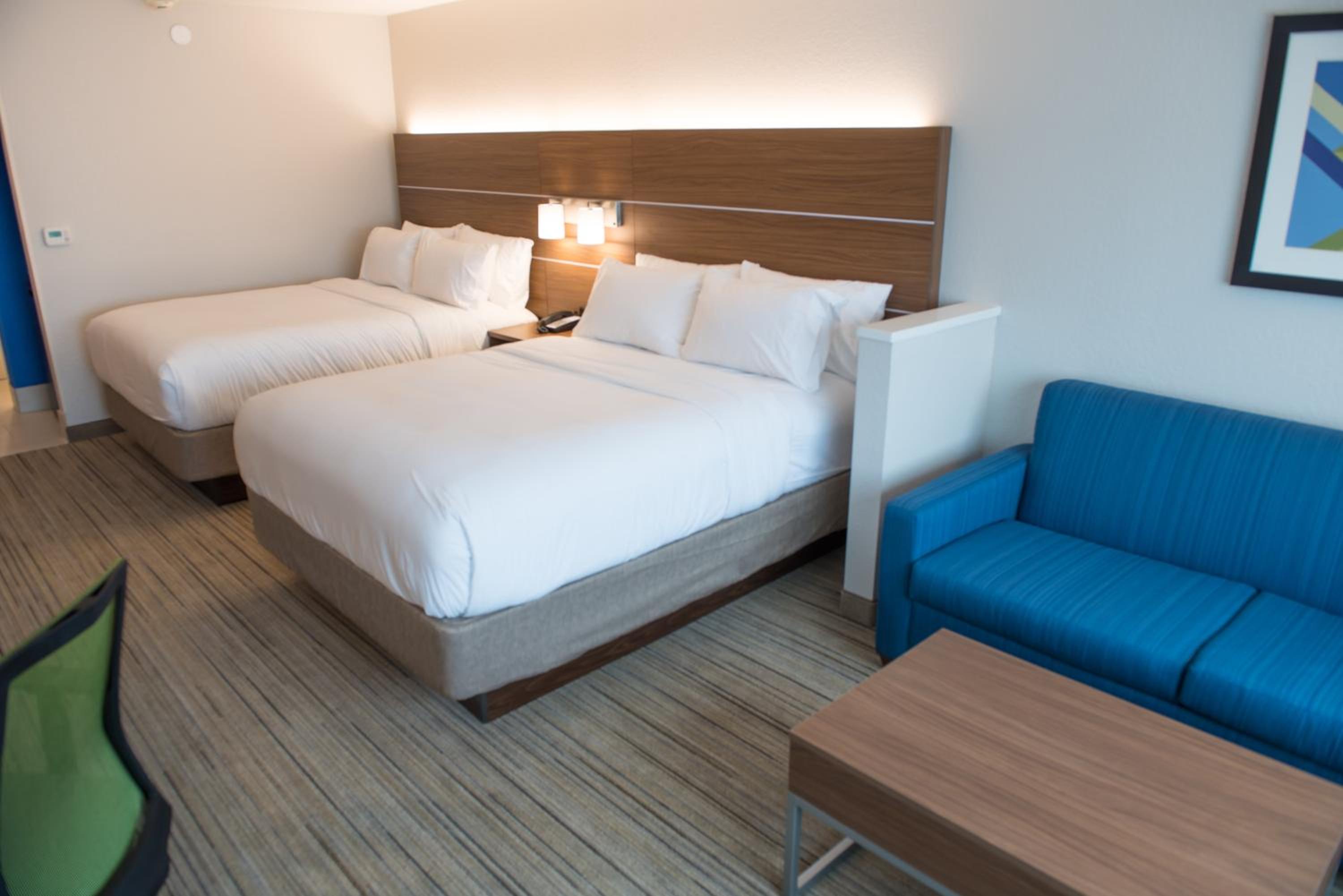 Queen Suite with Two Queen Beds and Sofa Bed - Photo 2