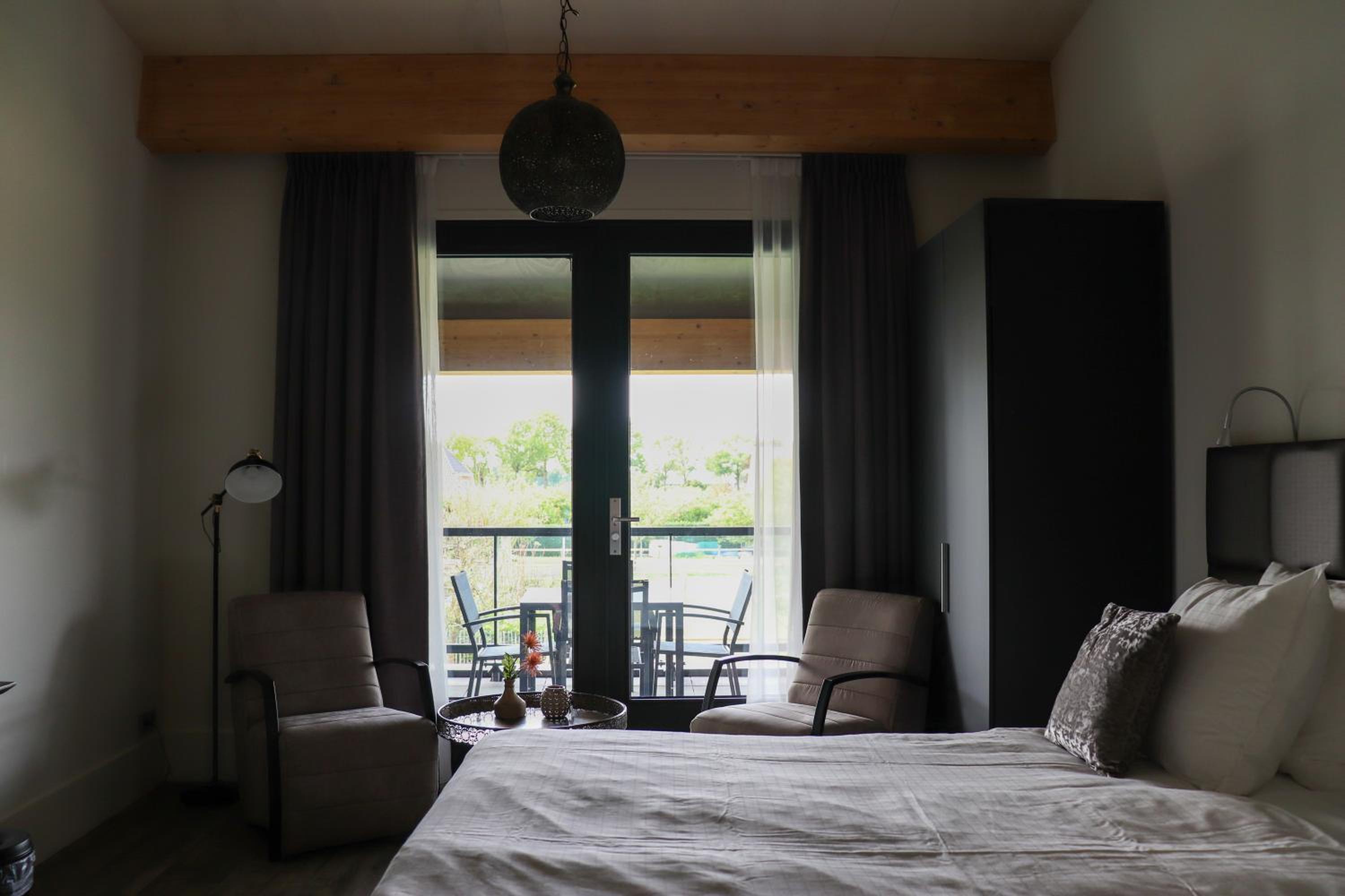 King Room with Balcony - Photo 15