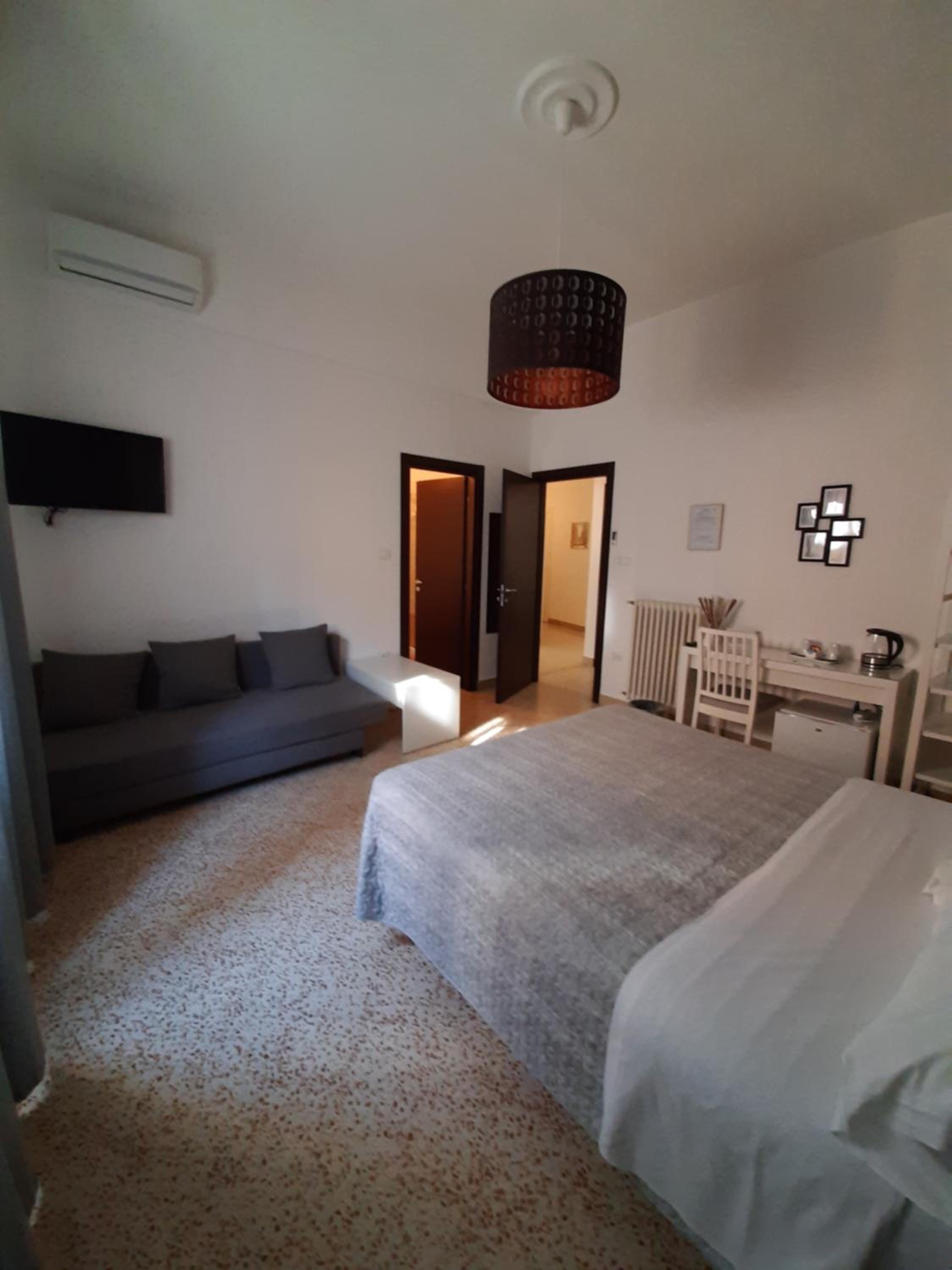 Quadruple Room with Private Bathroom - Photo 25