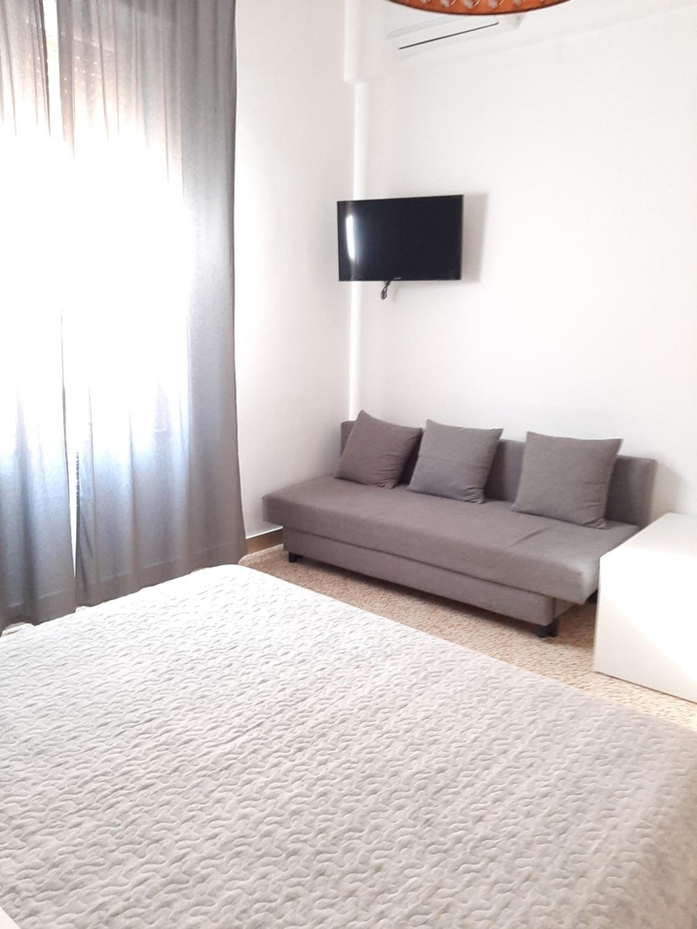 Quadruple Room with Private Bathroom - Photo 3