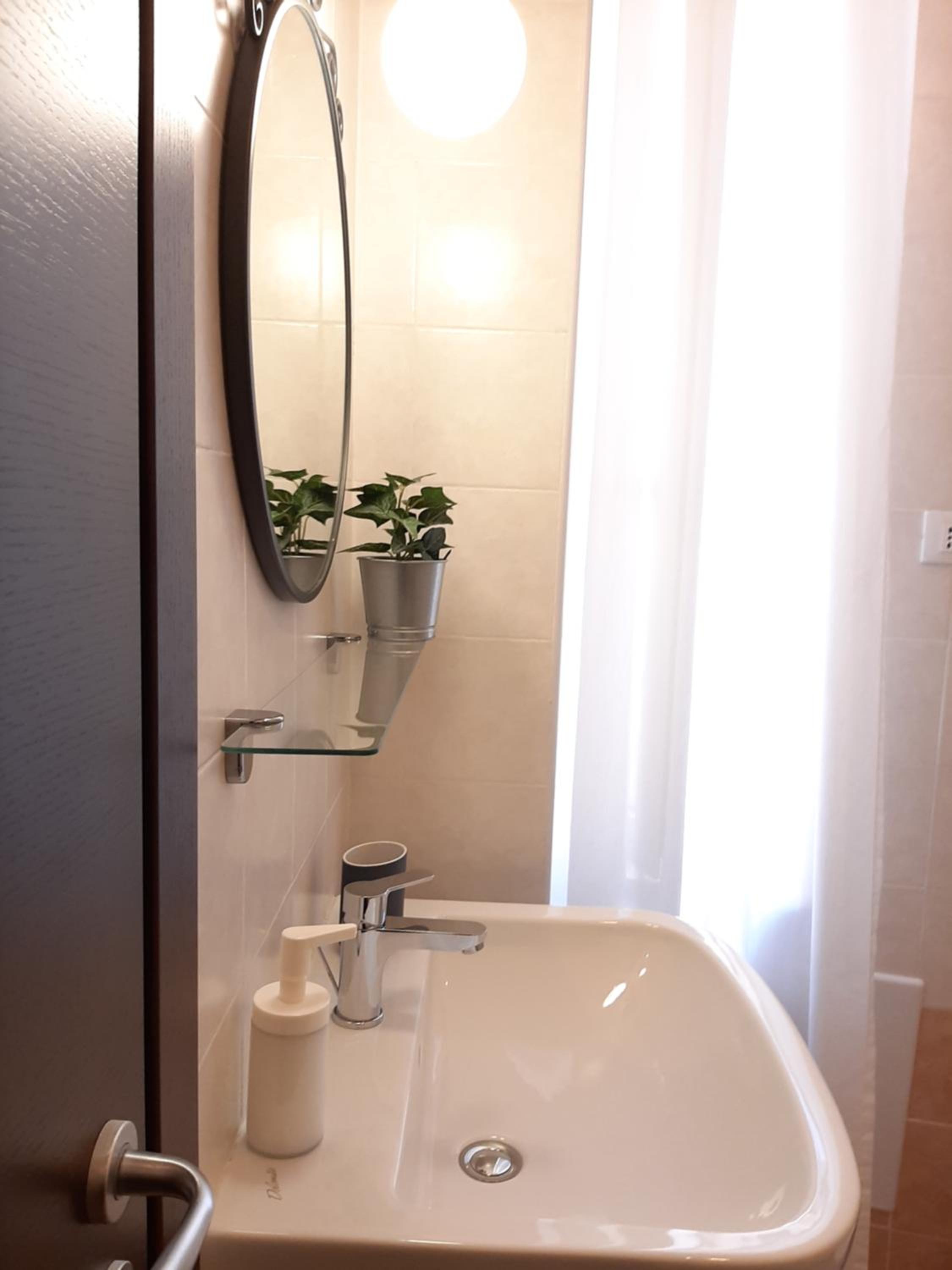 Quadruple Room with Private Bathroom - Photo 8