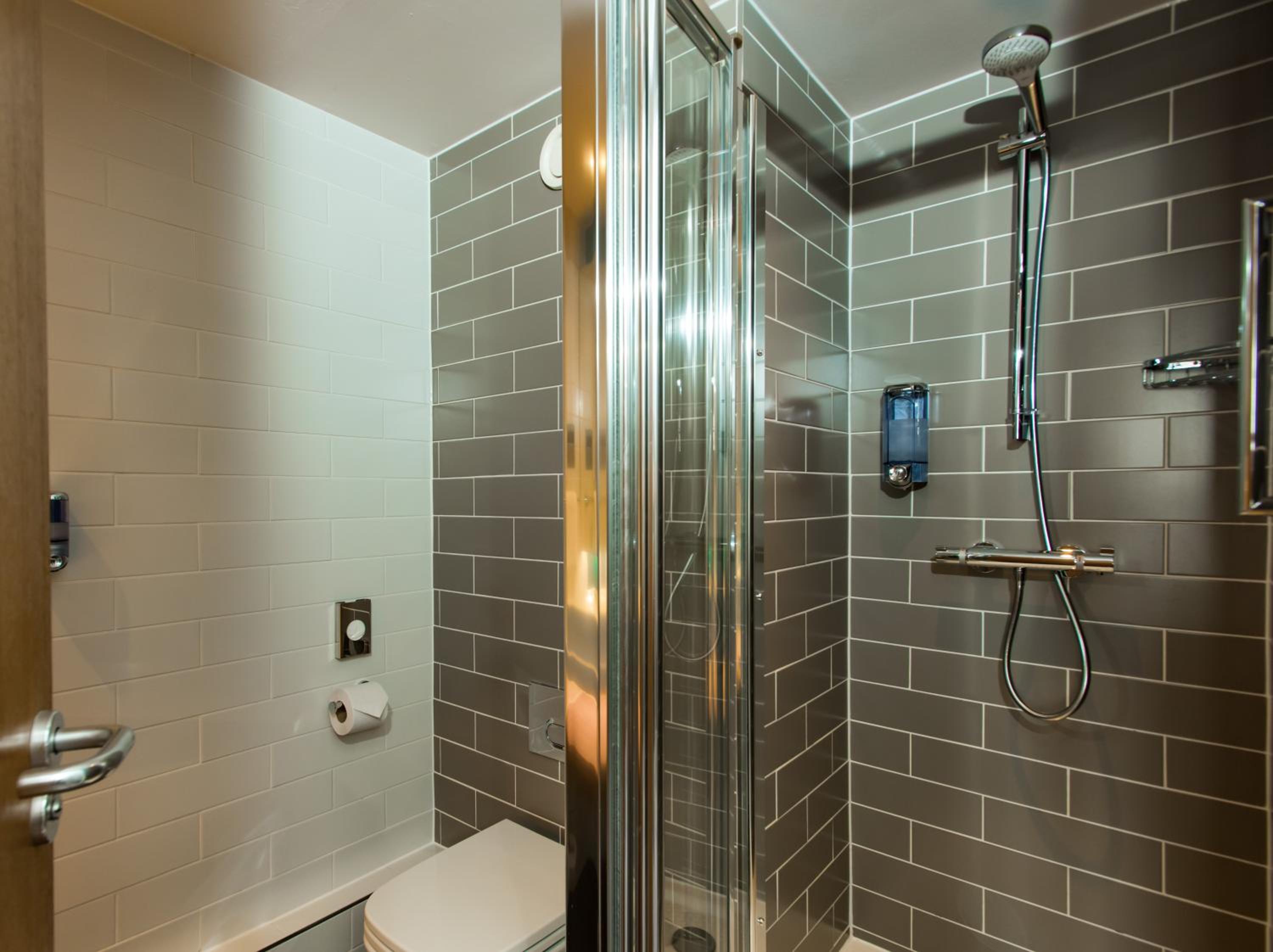 Standard Room with Free Hot Breakfast - Photo 3