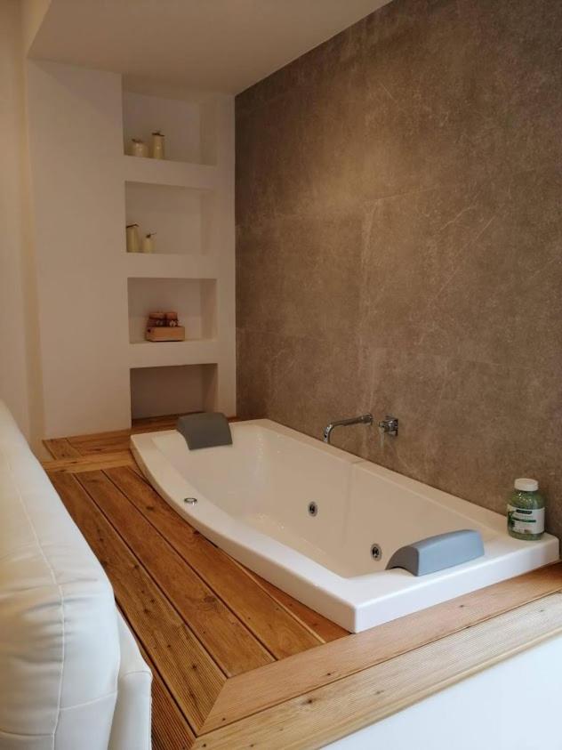 Double Room with Spa Bath - Photo 9