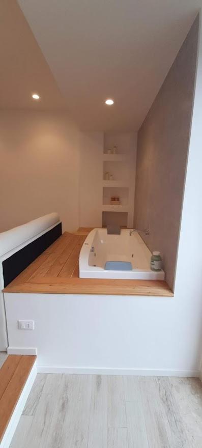 Double Room with Spa Bath - Photo 8