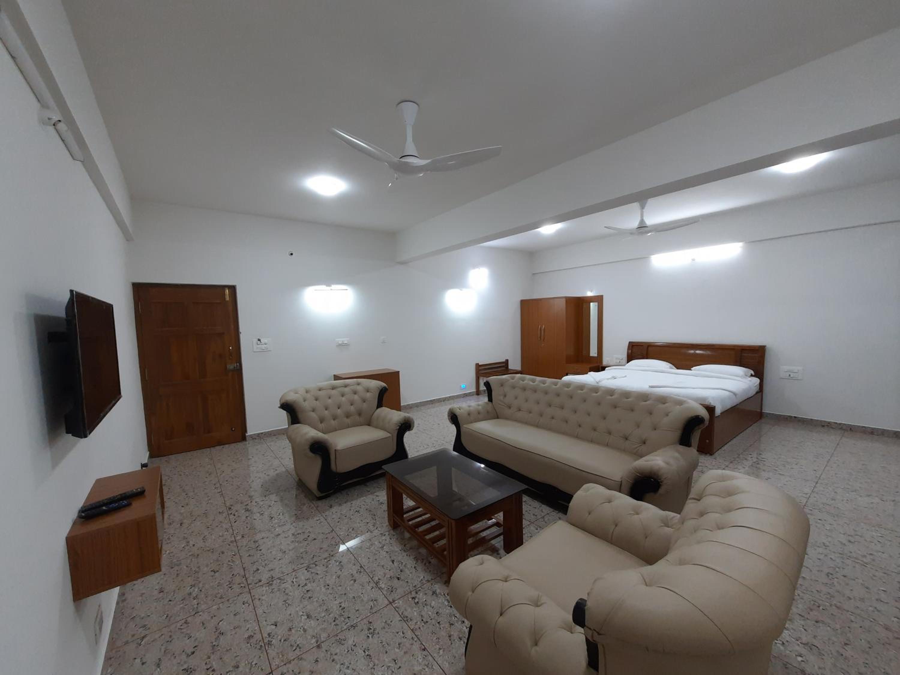 Deluxe Double Room (2 Adults + 1 Child) photo 3